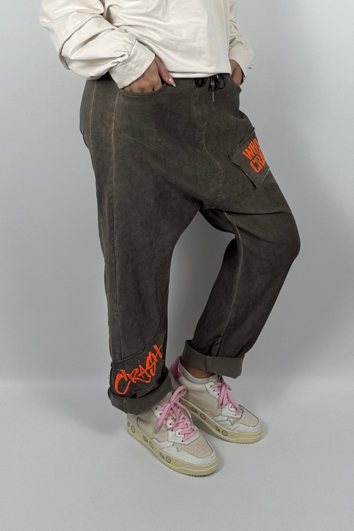 Damen Baggy-Hose mit Statement-Print-Schoko