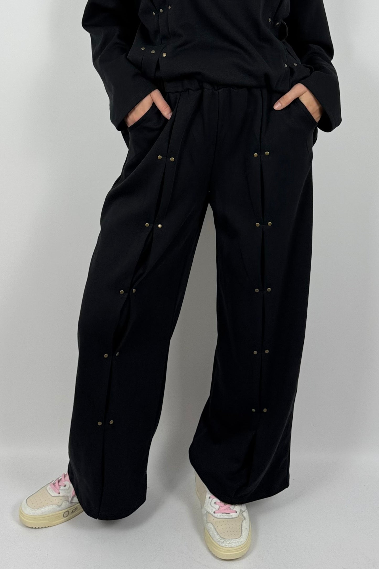 Damen Hose mit Faltendetails & Nieten – Schwarz