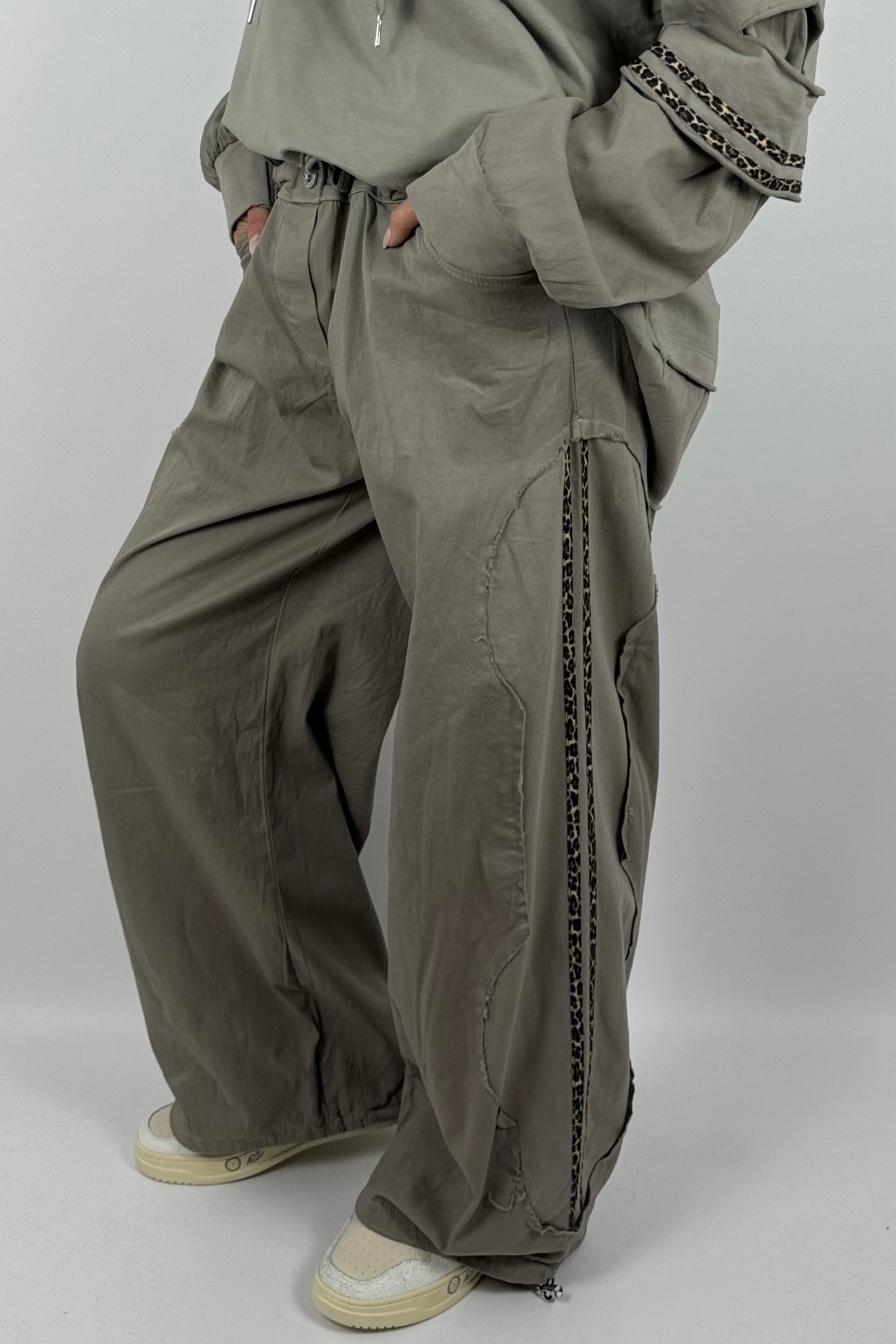 Baggy Hose mit Leo-Streifen-Mud
