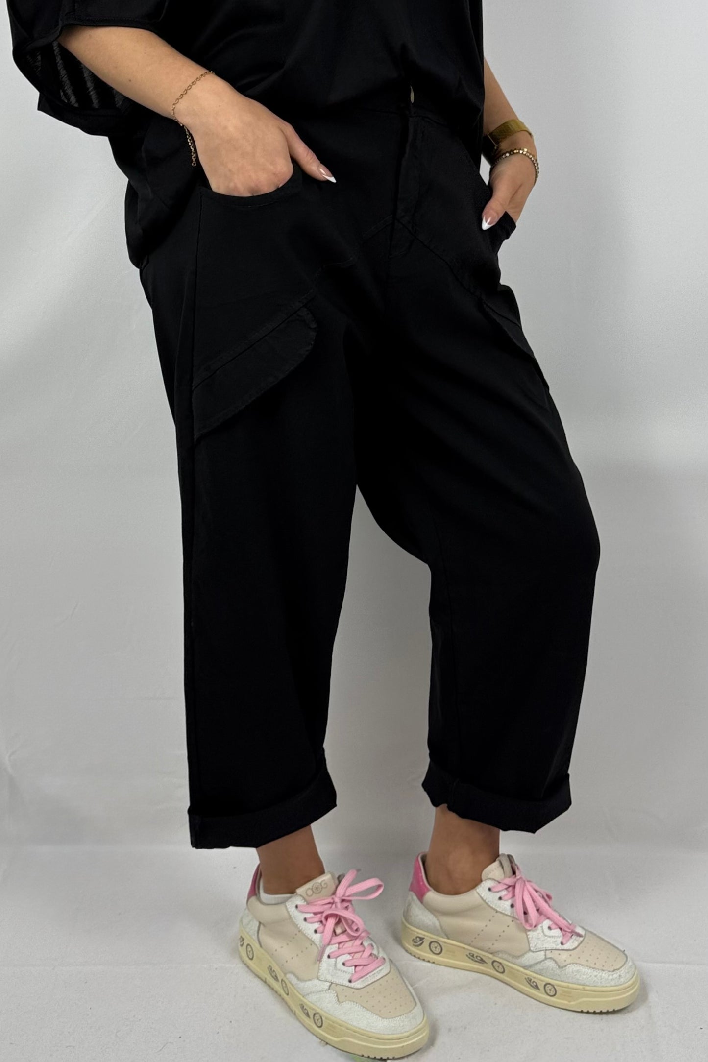 7/8-Hose mit asymmetrischen Taschen-Schwarz
