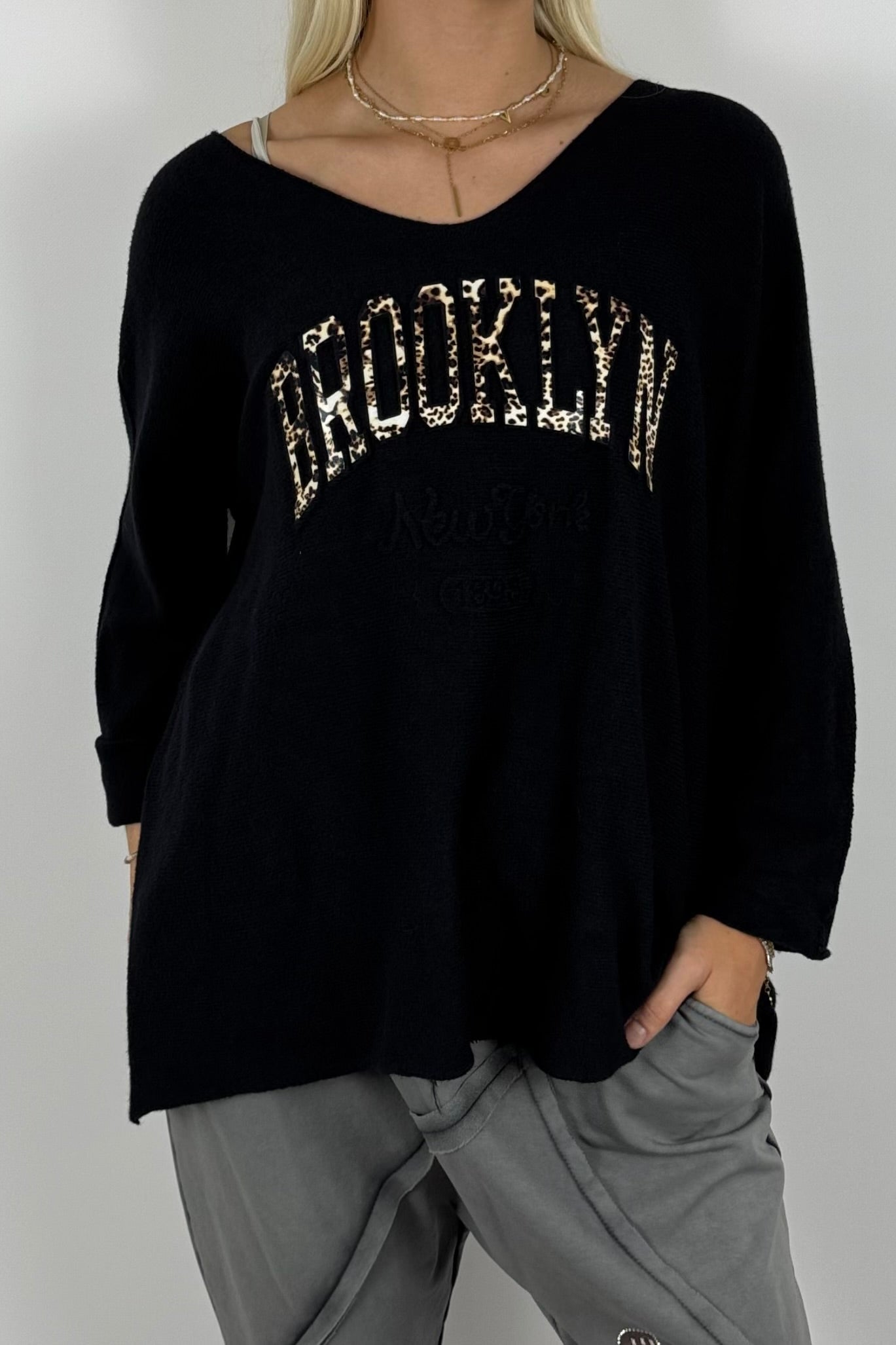 Oversize Shirt „BROOKLYN“ mit V-Ausschnitt – Schwarz