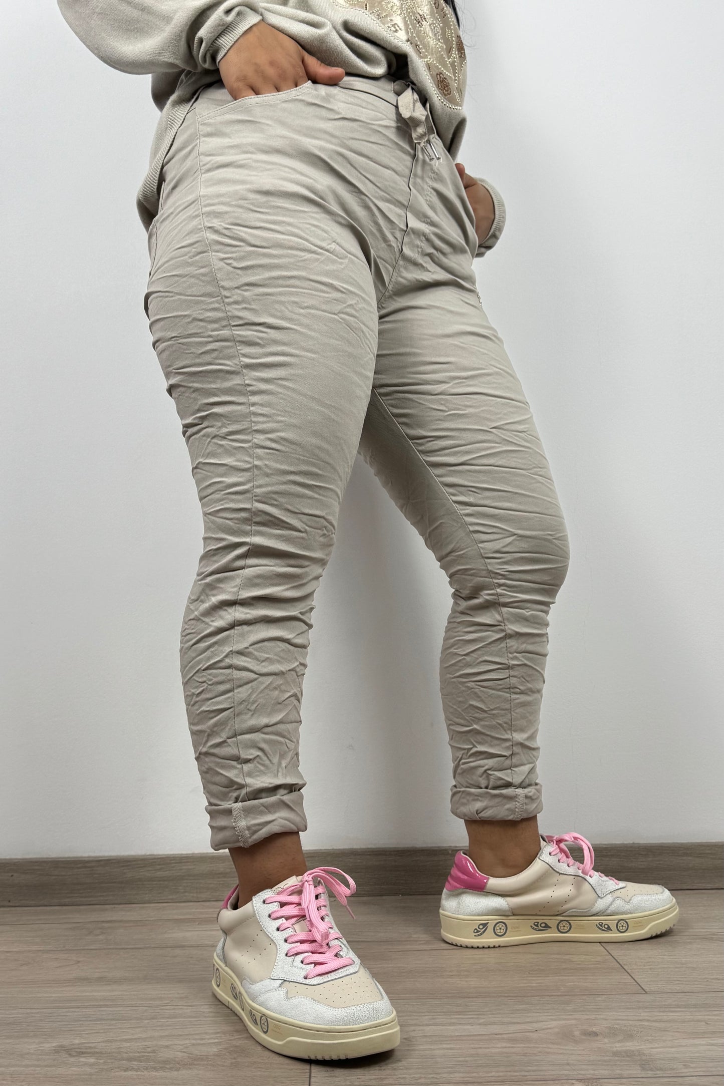 Stretchhose mit floraler Applikation und Strassdetails