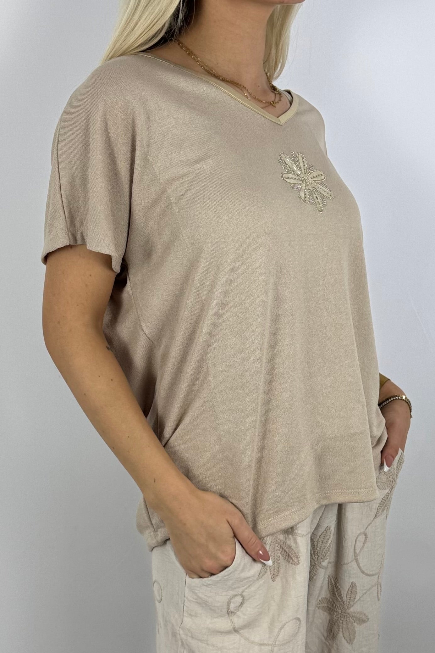 Glanzshirt mit V-Ausschnitt & Schmuckblüte-Safari