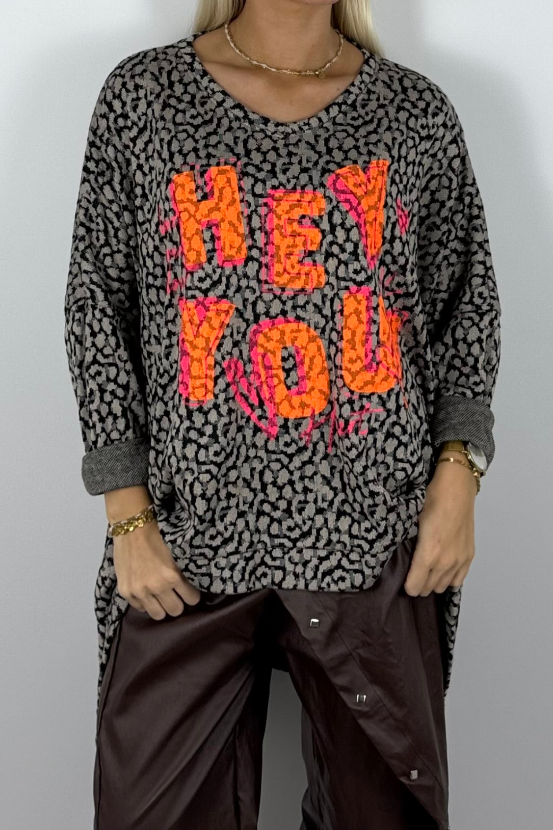 Damen Oversize Shirt „HEY YOU“ mit Leo-Print –Mud