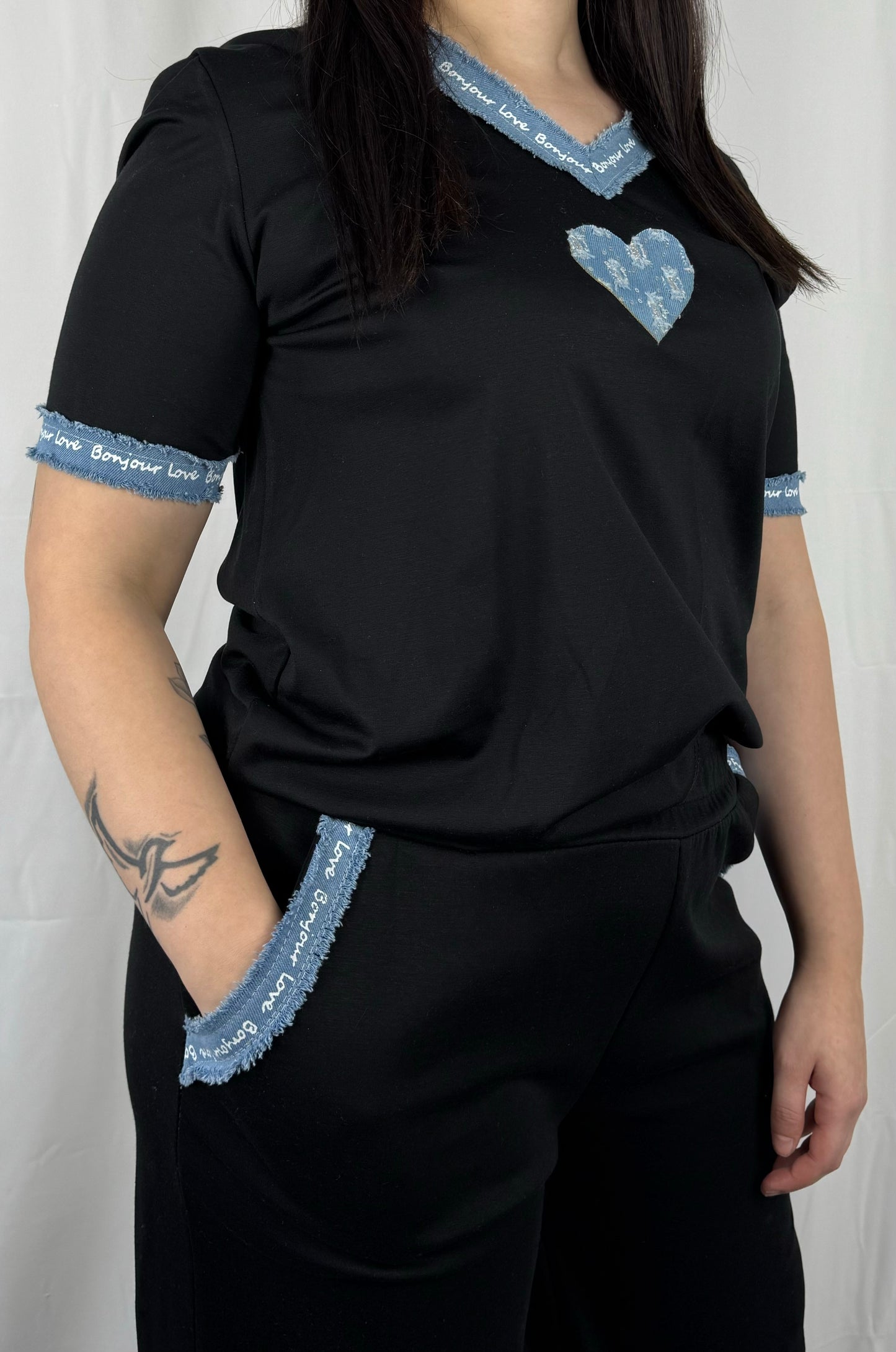 T-Shirt mit Herz-Print & Jeans-Details – liebevoll & trendy