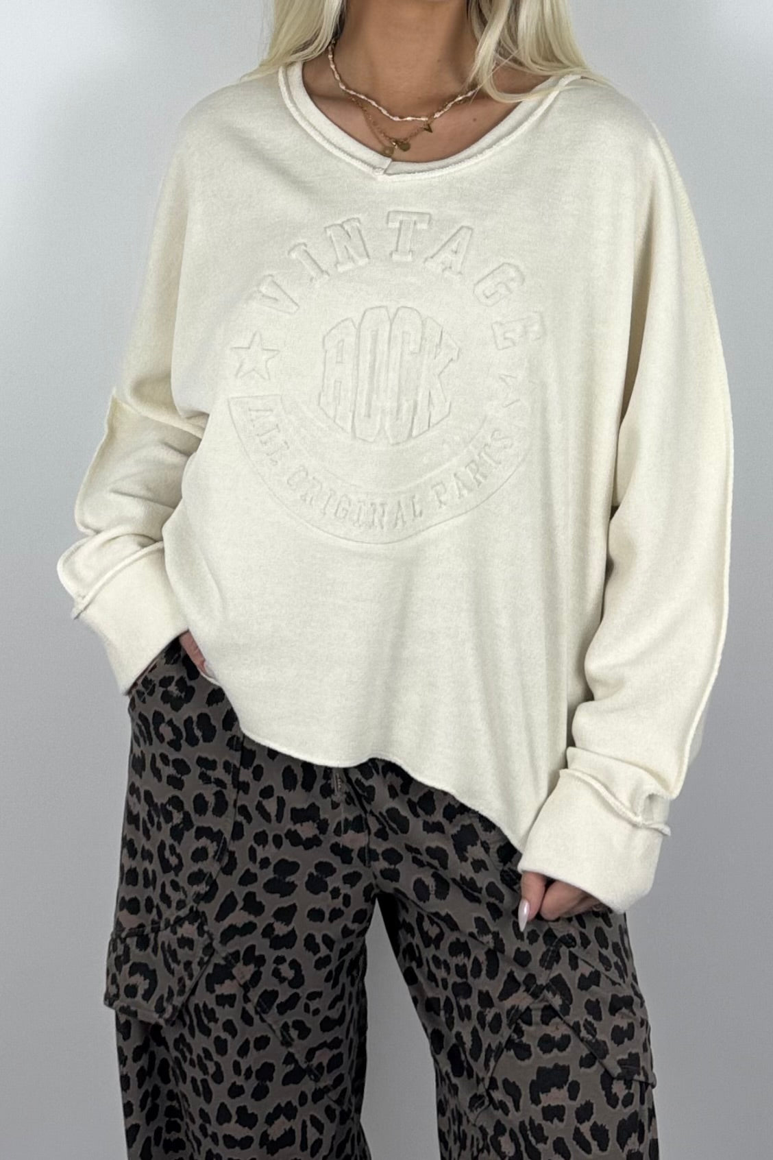 Oversize Damen Sweatshirt mit Vintage-Prägung & V-Ausschnitt – Butter