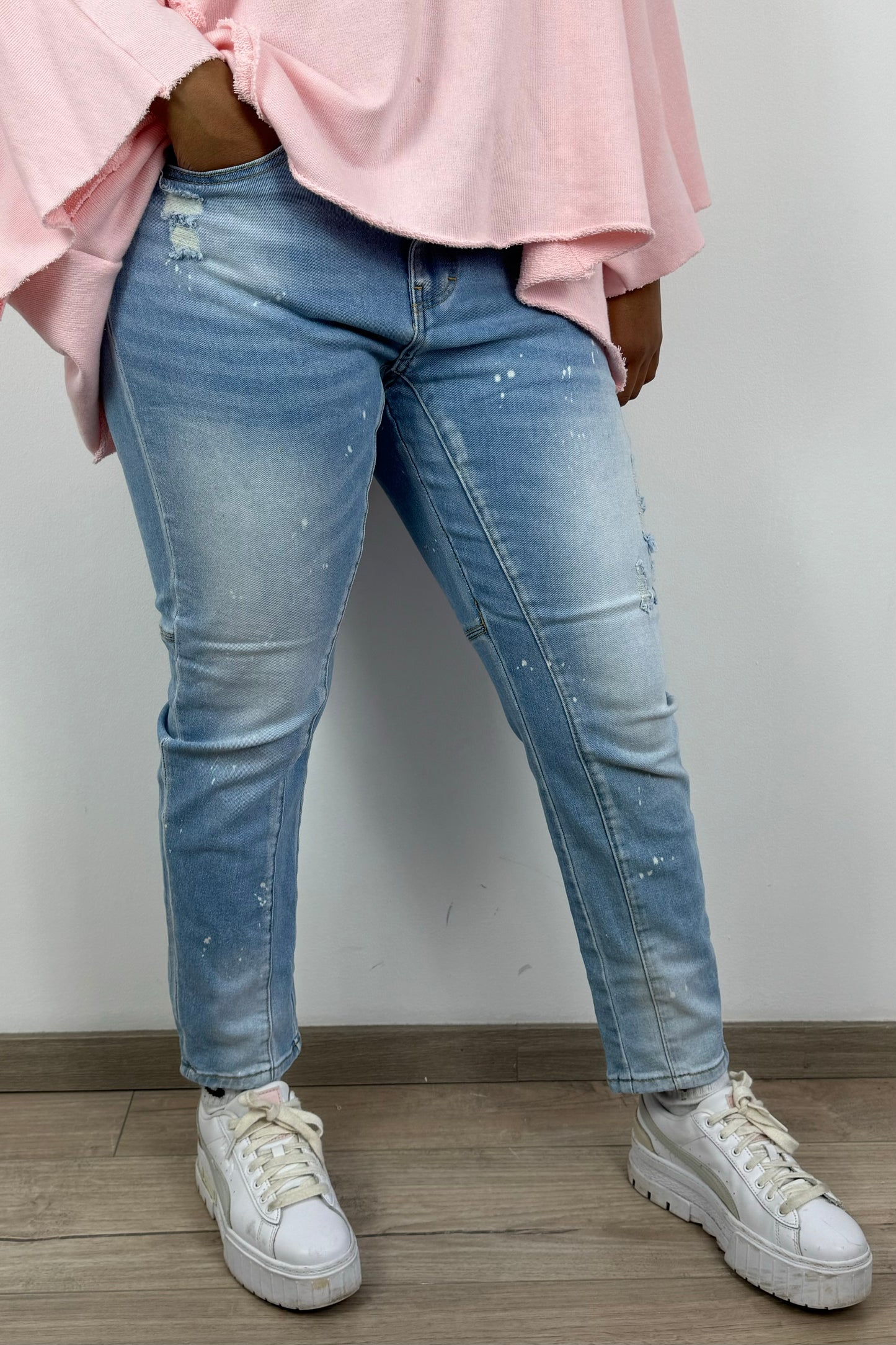 Hellblaue Damenjeans – moderner Urban-Look
