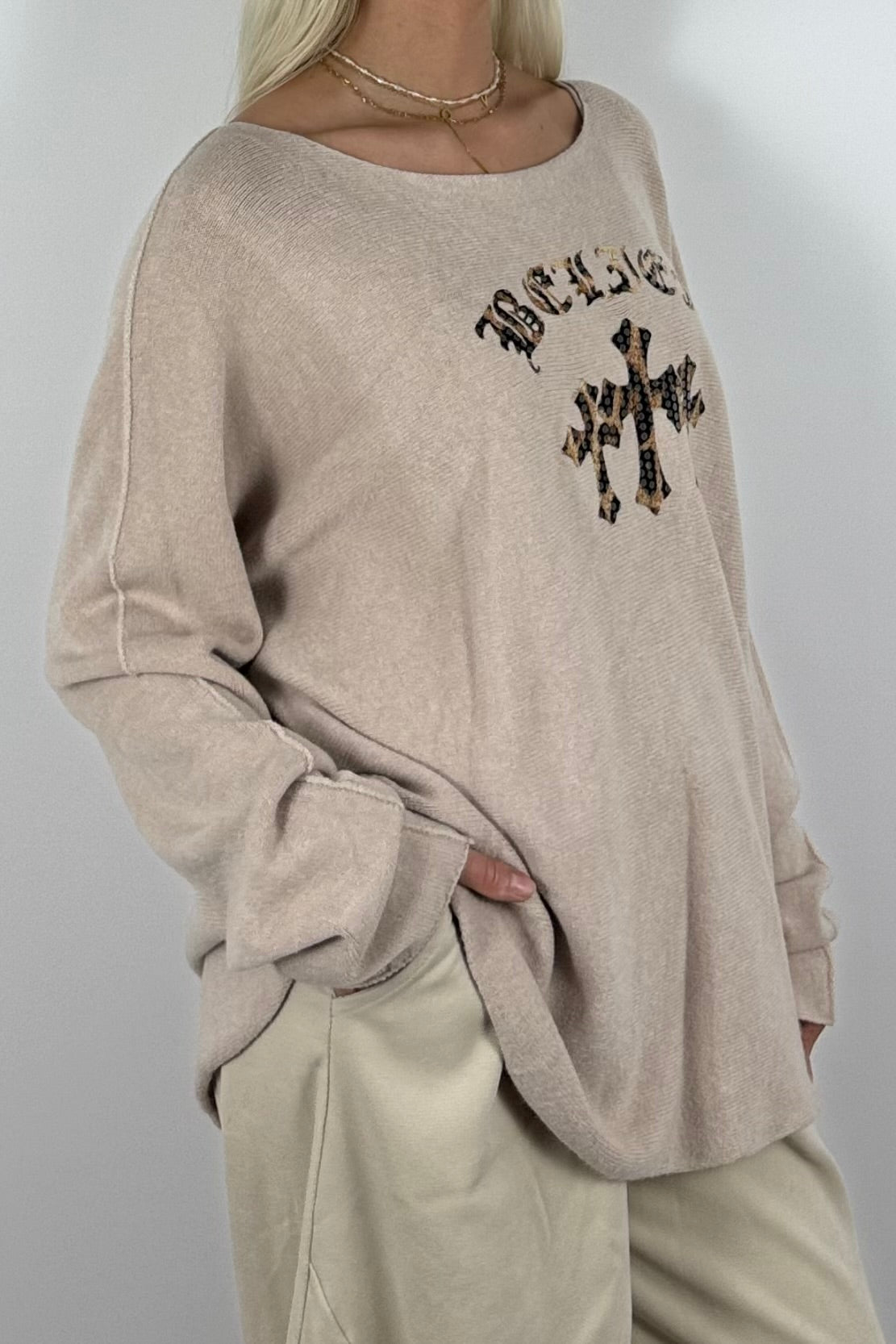 Oversize Shirt mit Leo-Statement & Kreuz-Detail – Beige