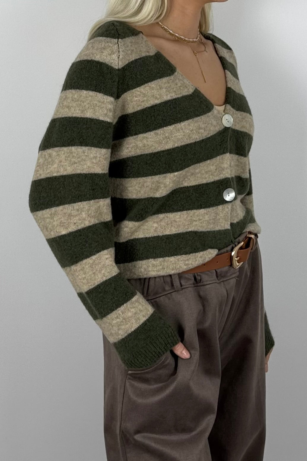Damen Strickjacke gestreift mit Knöpfen – Khaki