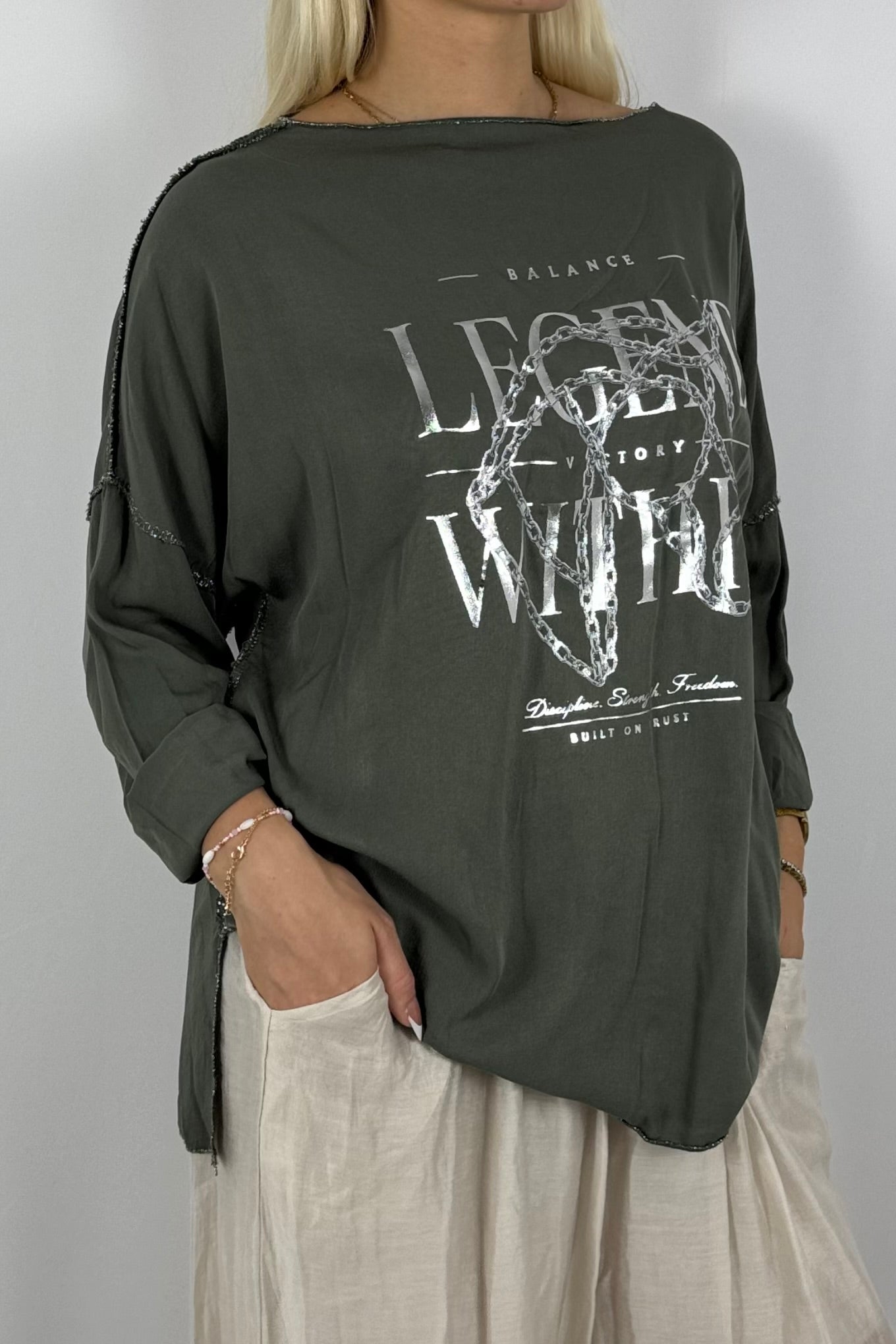 Oversize-Shirt mit Frontprint und Kettendetail-Khaki