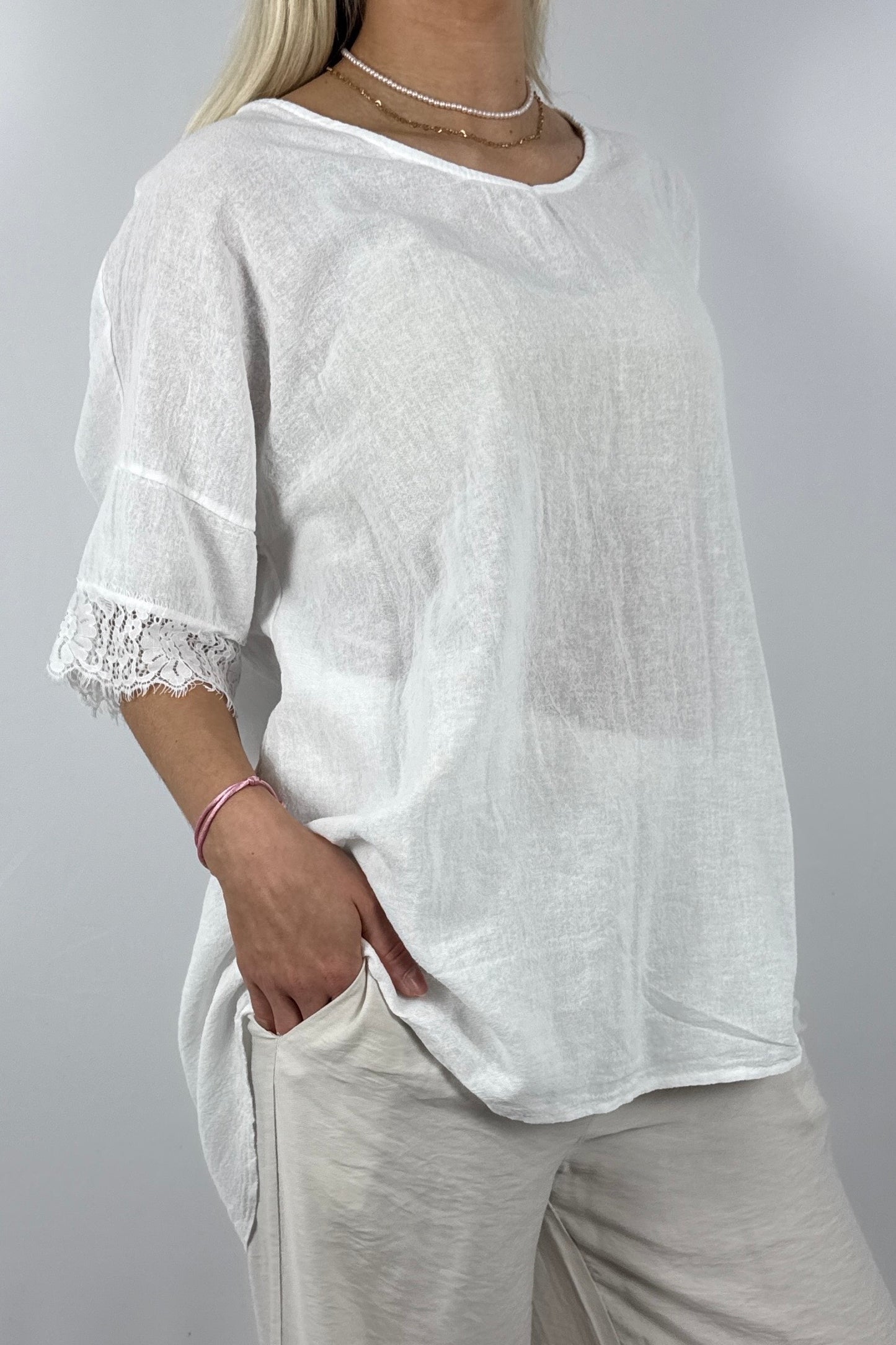 Oversize Damen Shirt mit Spitzen Details und V Ausschnitt-Weiß