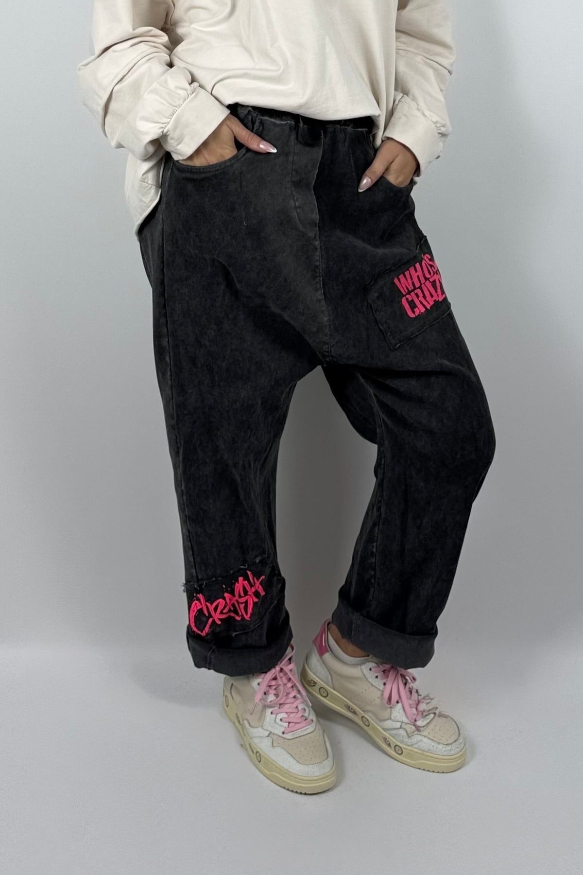 Damen Baggy-Hose mit Statement-Print-Schwarz