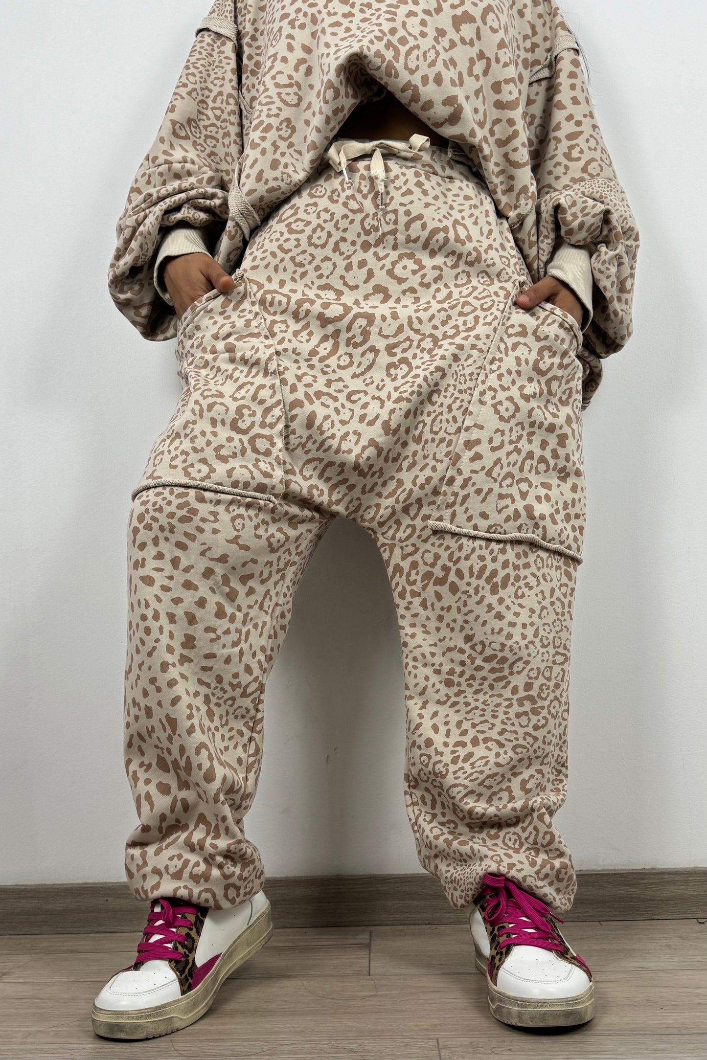 Sweathose mit Animalprint und Tunnelzugbund