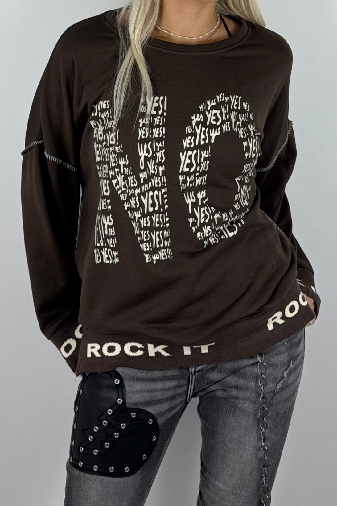 Damen-Sweatshirt mit „NO“-Print und „Rock It“-Bündchen-Schoko