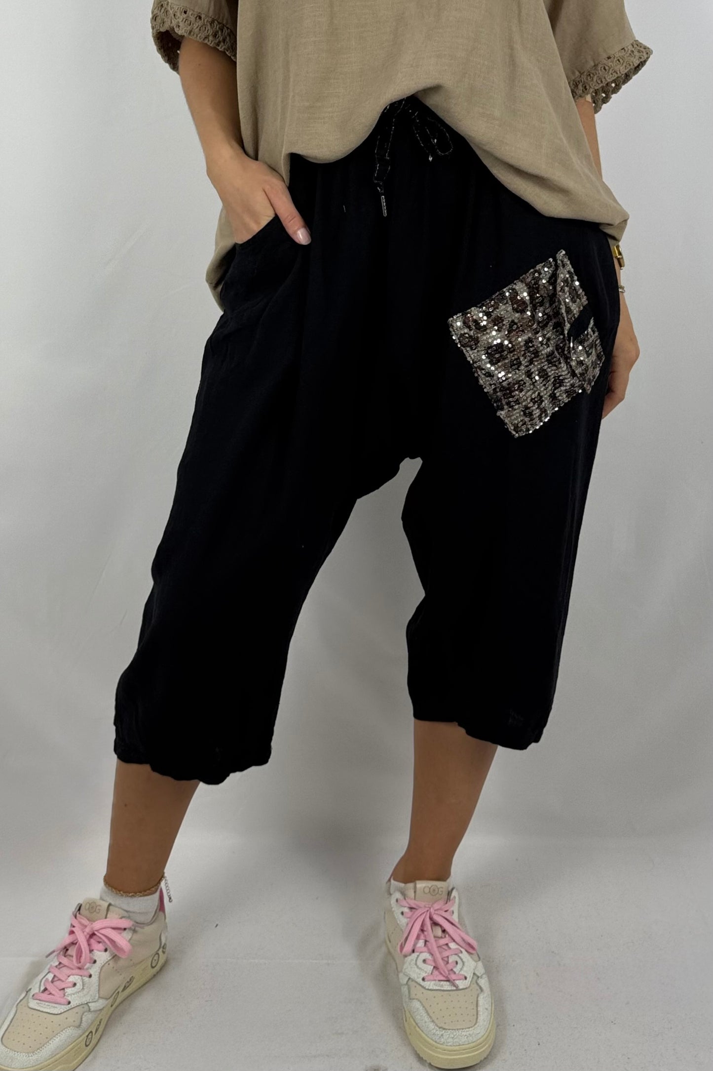 Leinen-Shorts mit Pailletten-Applikation-Schwarz