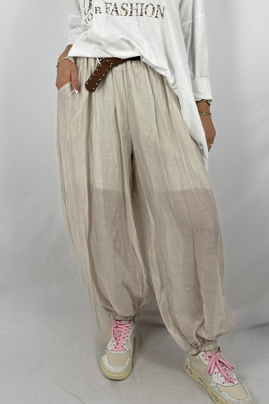Lässige Ballonhose mit Nietengürtel-Beige