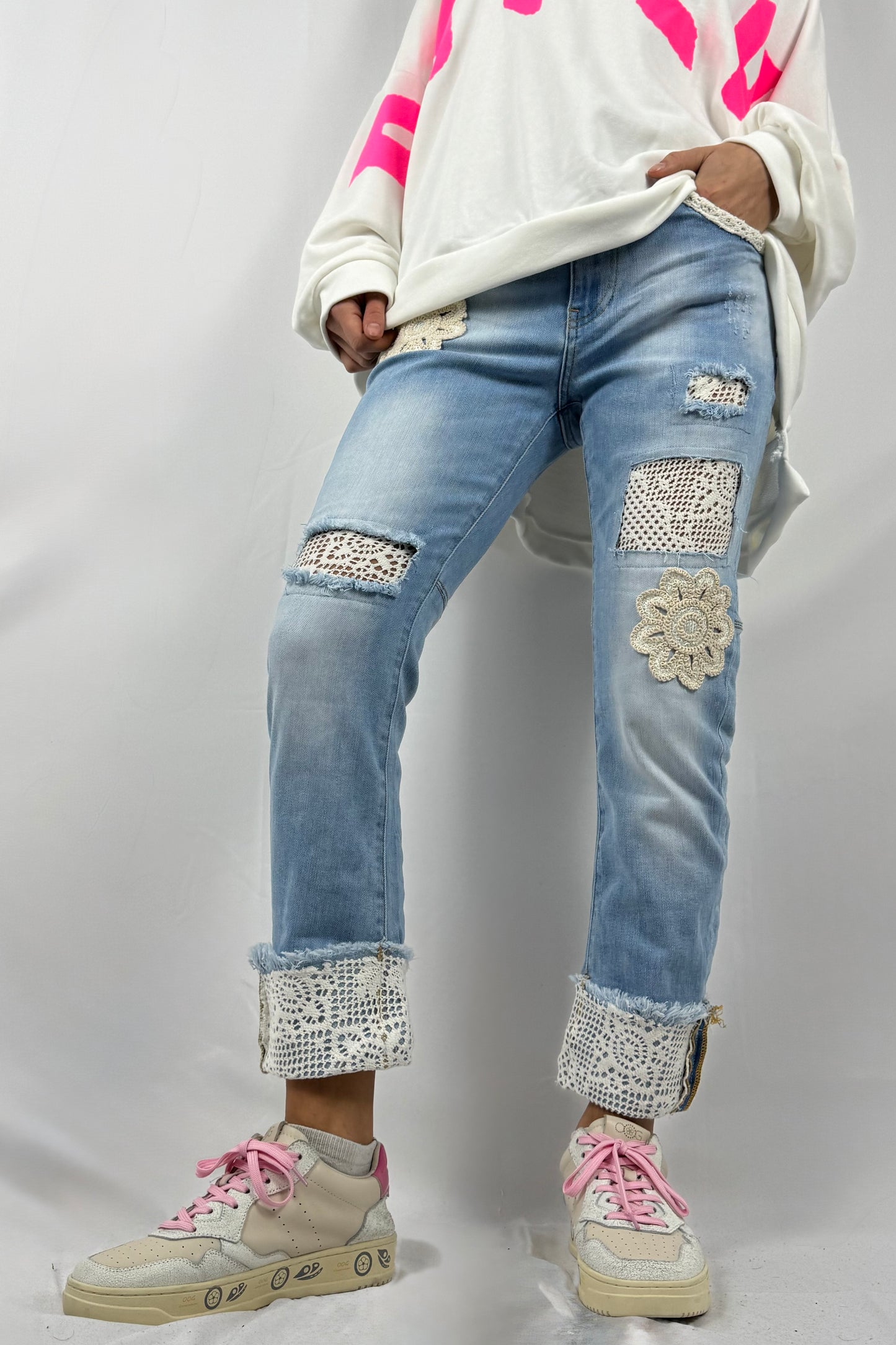 Jeans mit Häkelblumen & Spitzen-Details