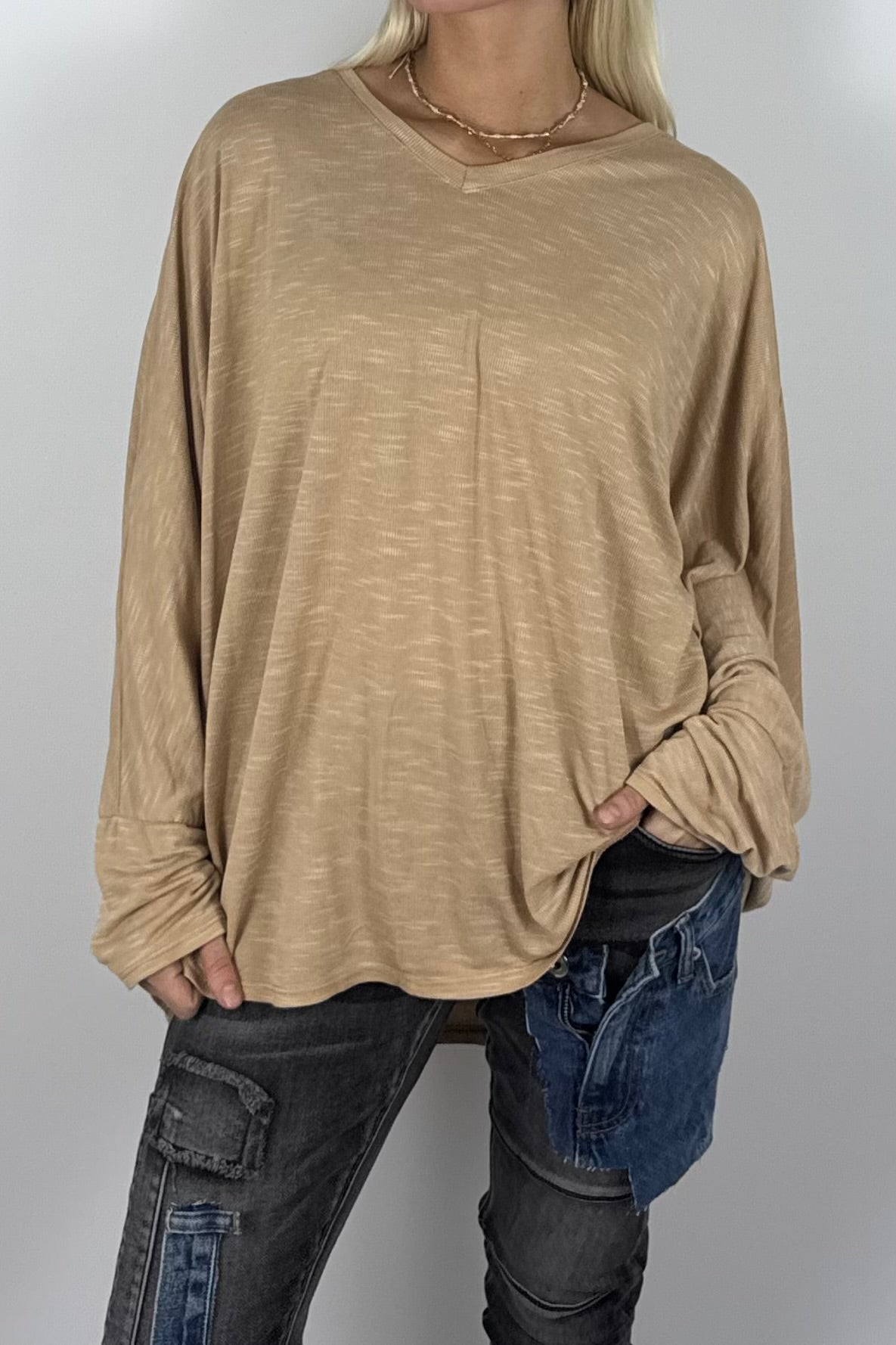 Damen Oversize Shirt mit V-Ausschnitt – Kamel
