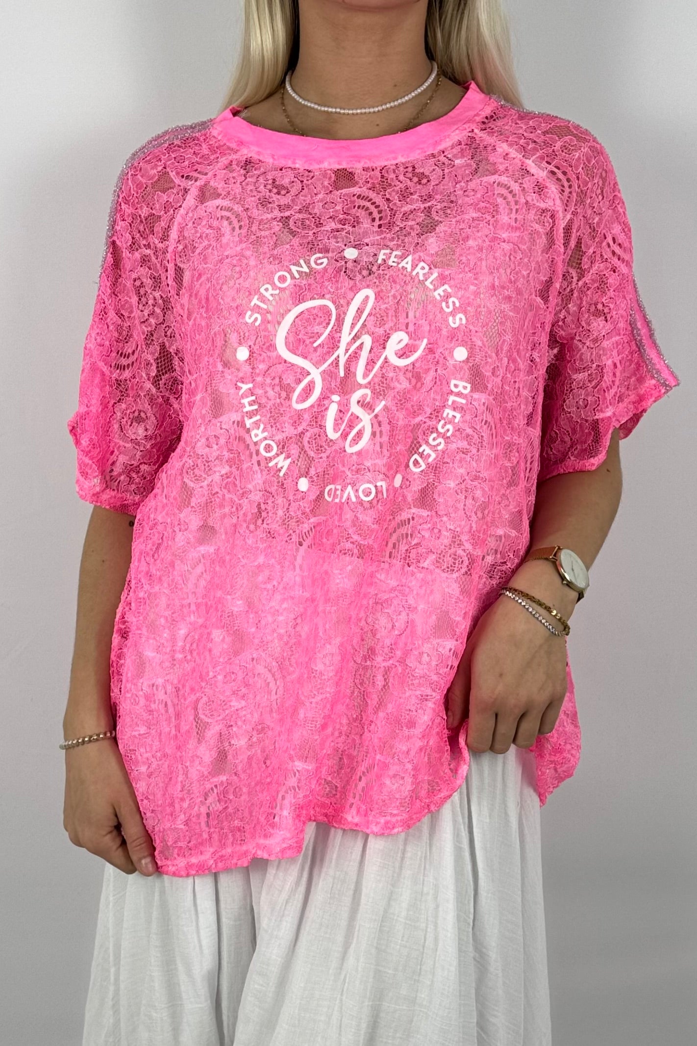 Spitzen-Shirt „She is…“ – Oversize Statement Shirt-Neon Pink