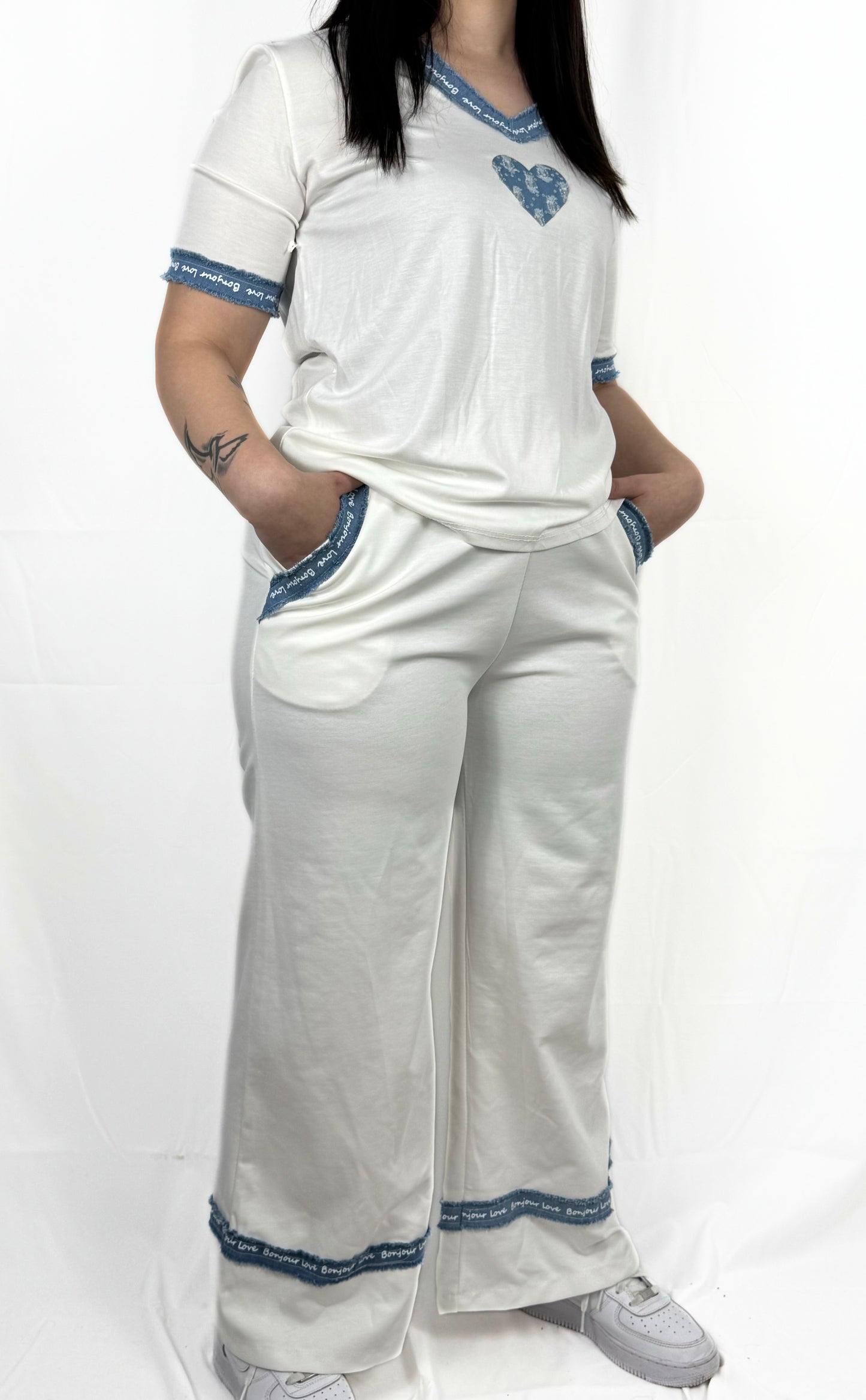 T-Shirt mit Herz-Print & Jeans-Details – liebevoll & trendy