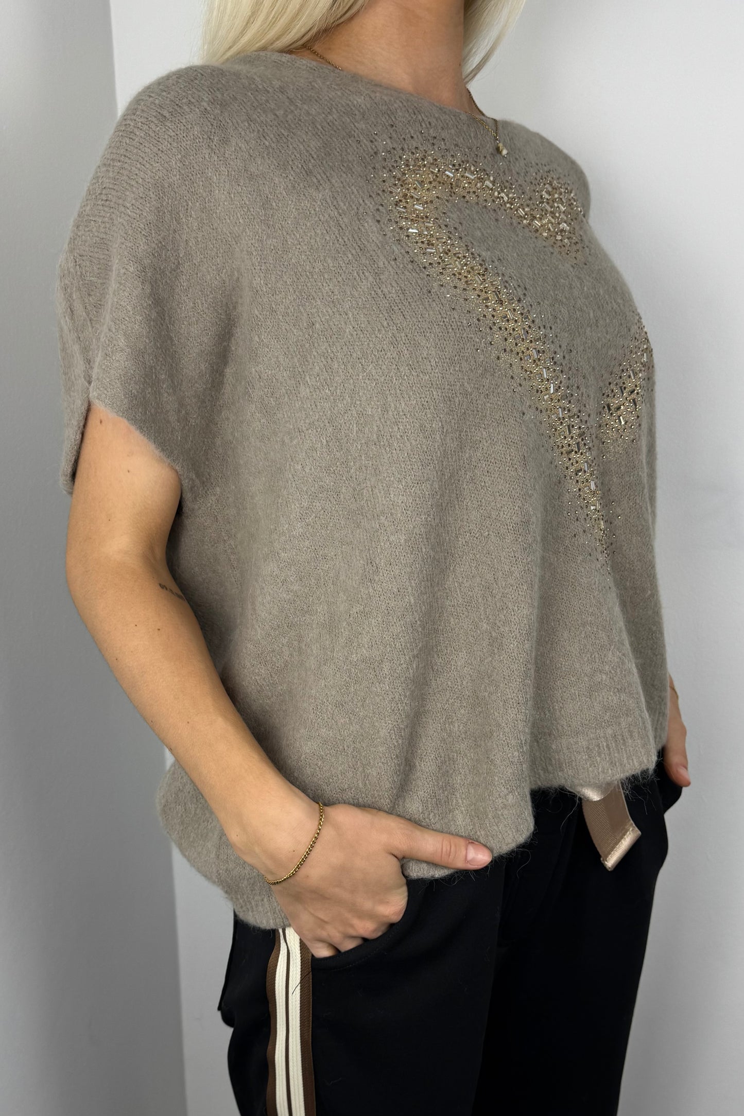 Pullover mit Herz-Design und Strassdetails –Mud