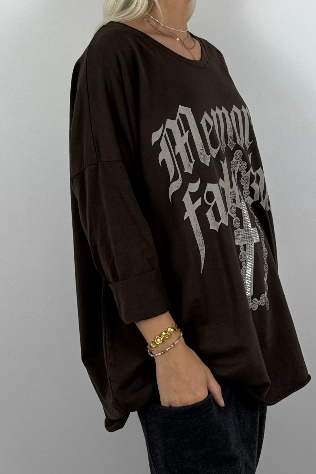 Oversize Shirt „Memories Fade Slow“ mit Kreuz-Detail –Schoko