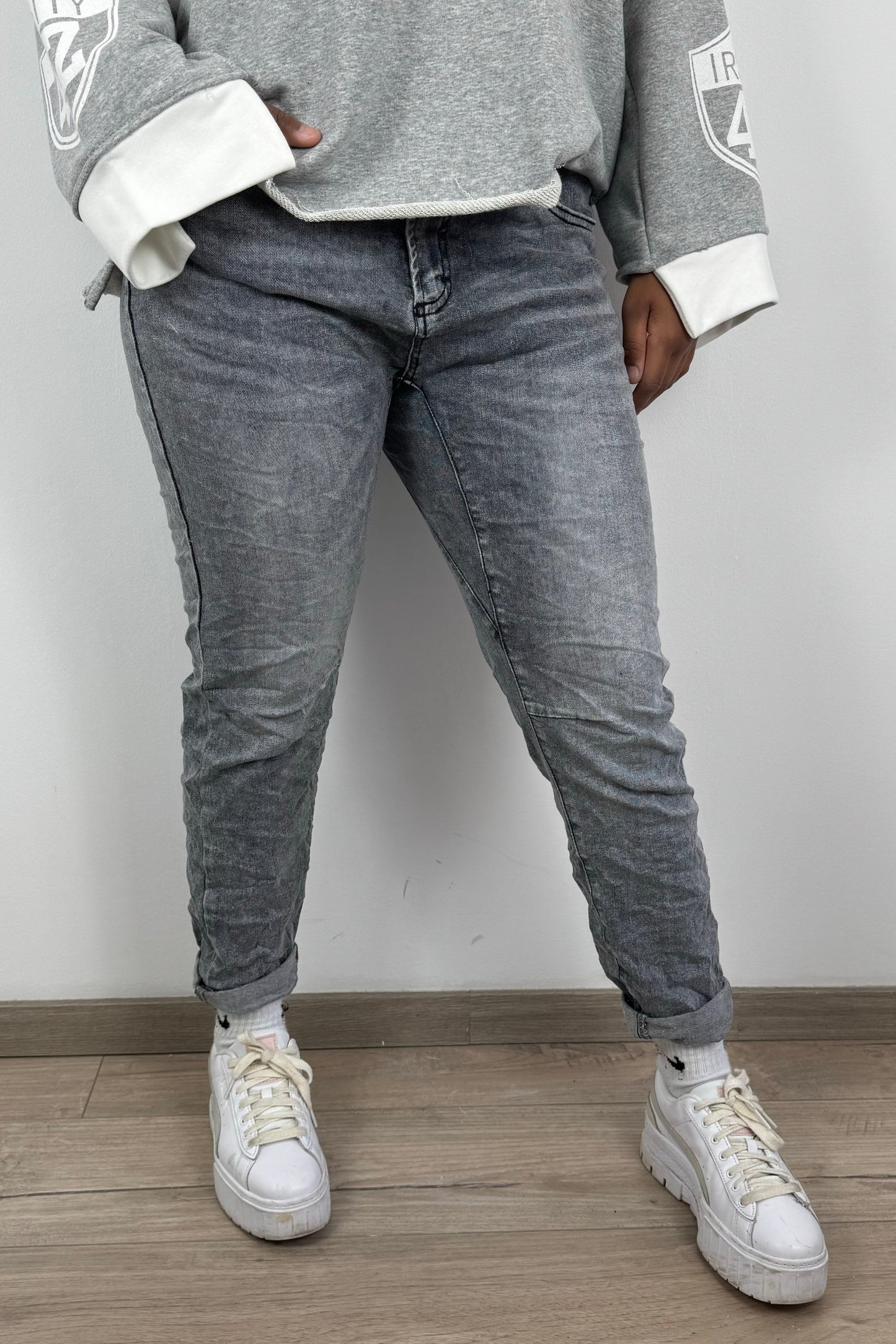 Graue Damenjeans mit Knitterlook – modischer Crinkle-Effekt