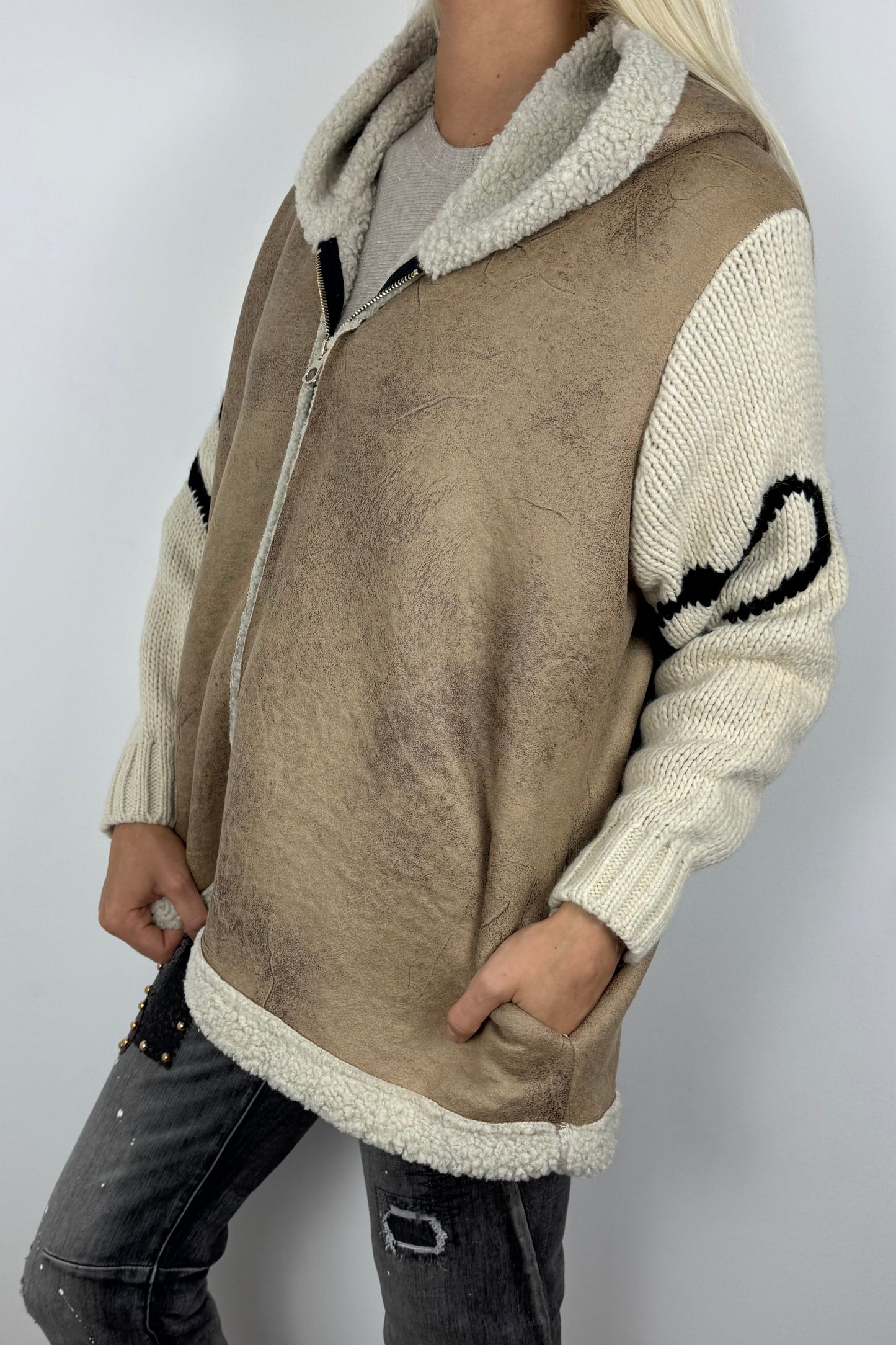 Jacke mit Teddyfutter und Strickärmeln –Beige