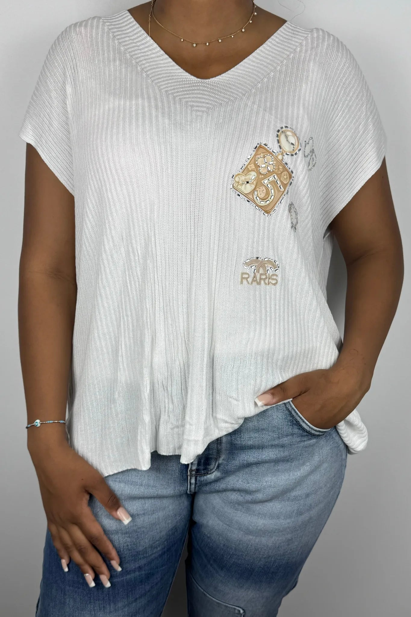 Rippstrick-Shirt mit Glitzerapplikationen und V-Ausschnitt