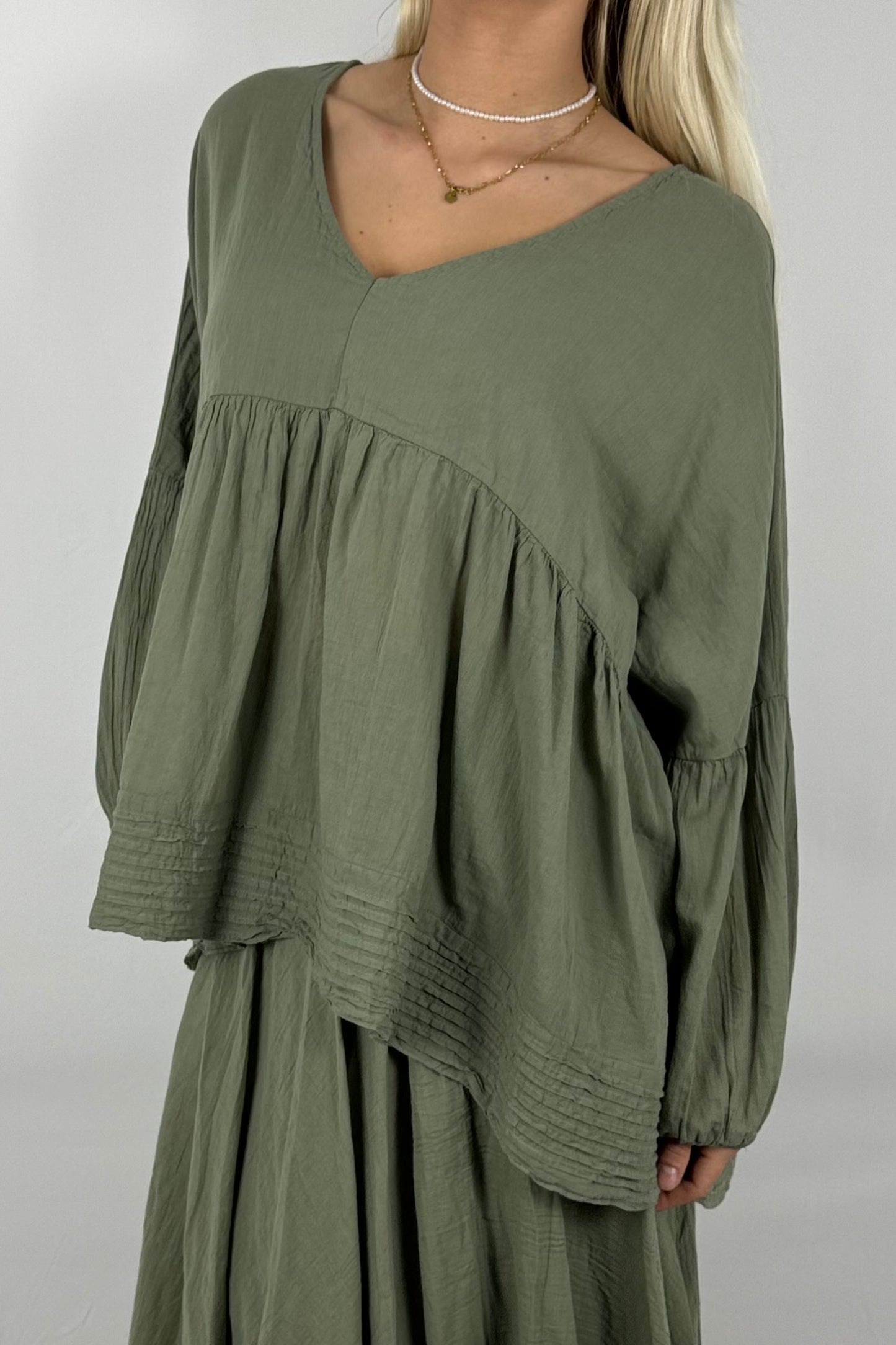 Oversize Bluse mit Volant – 100% Baumwolle-Khaki