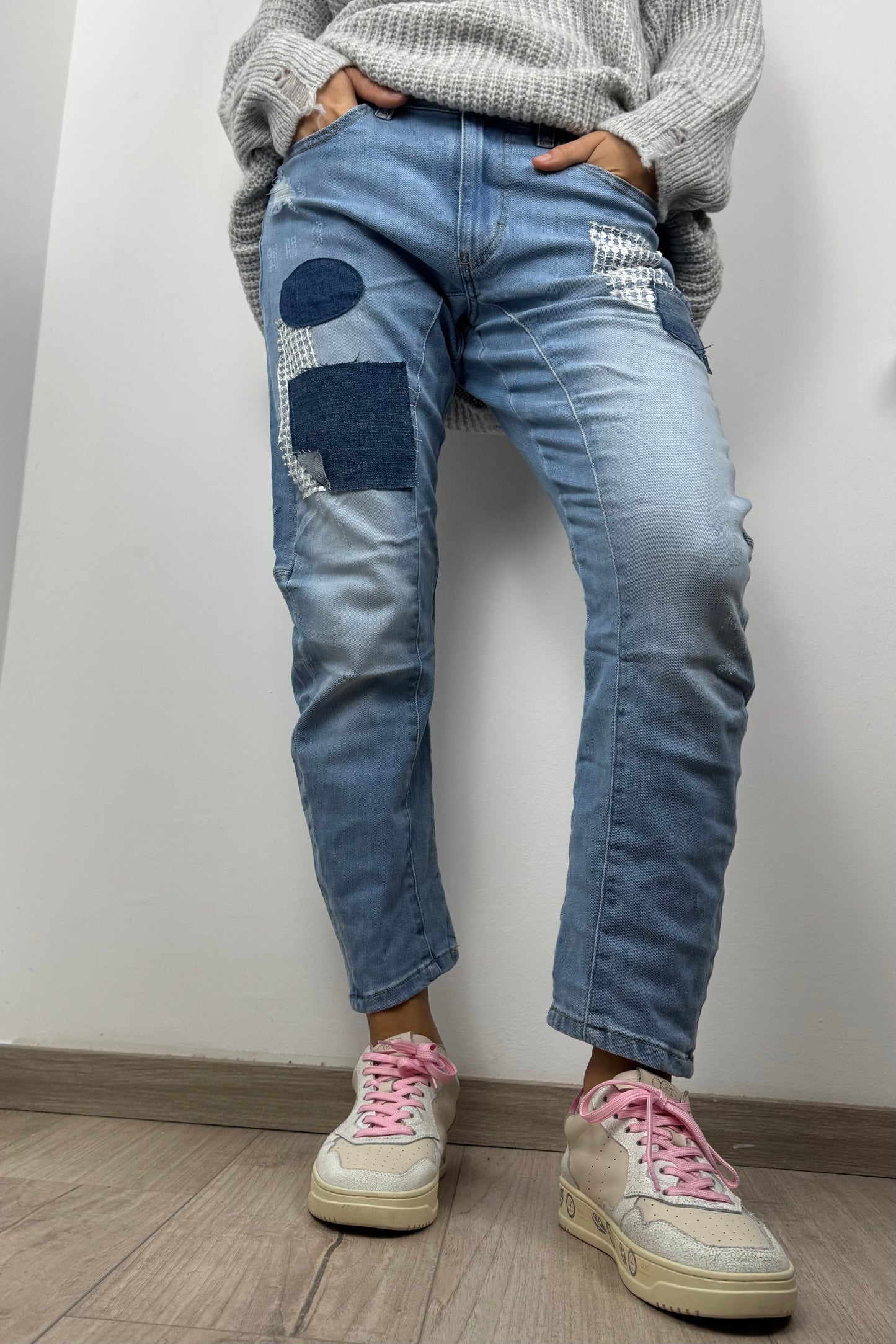 Patchwork Boyfriend Jeans mit Stickdetails
