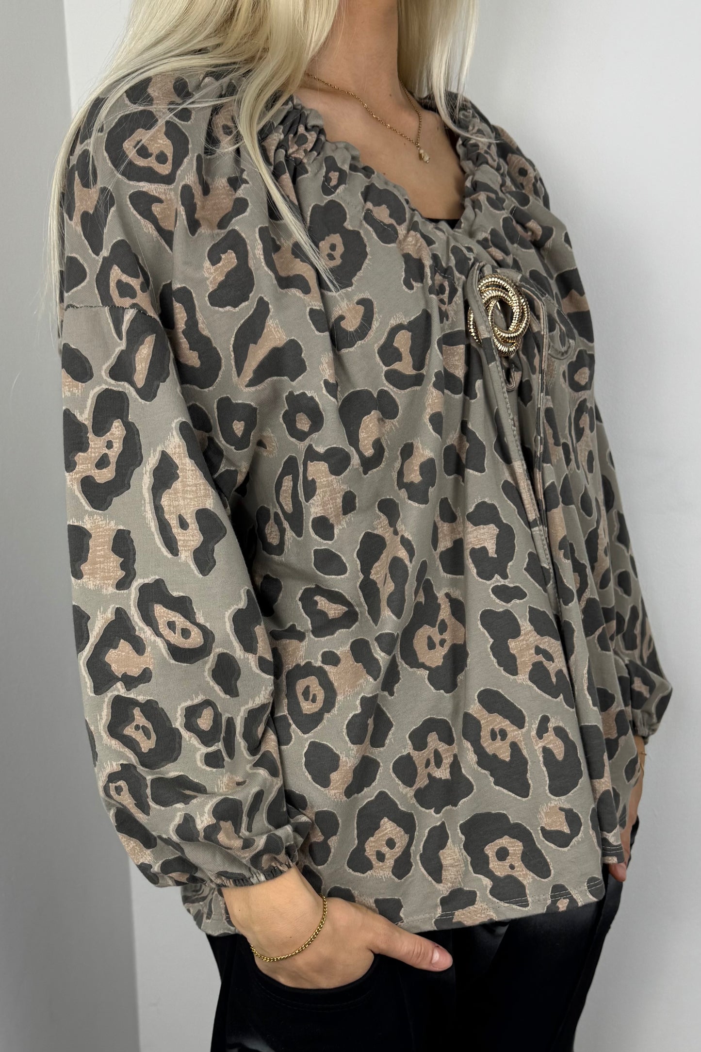 Bluse mit Leopardenmuster und Raffdetail –Mud