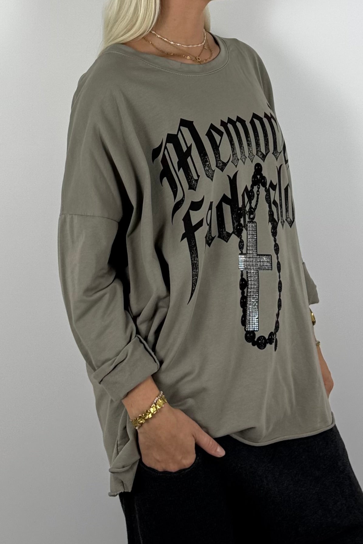 Oversize Shirt „Memories Fade Slow“ mit Kreuz-Detail –Mud