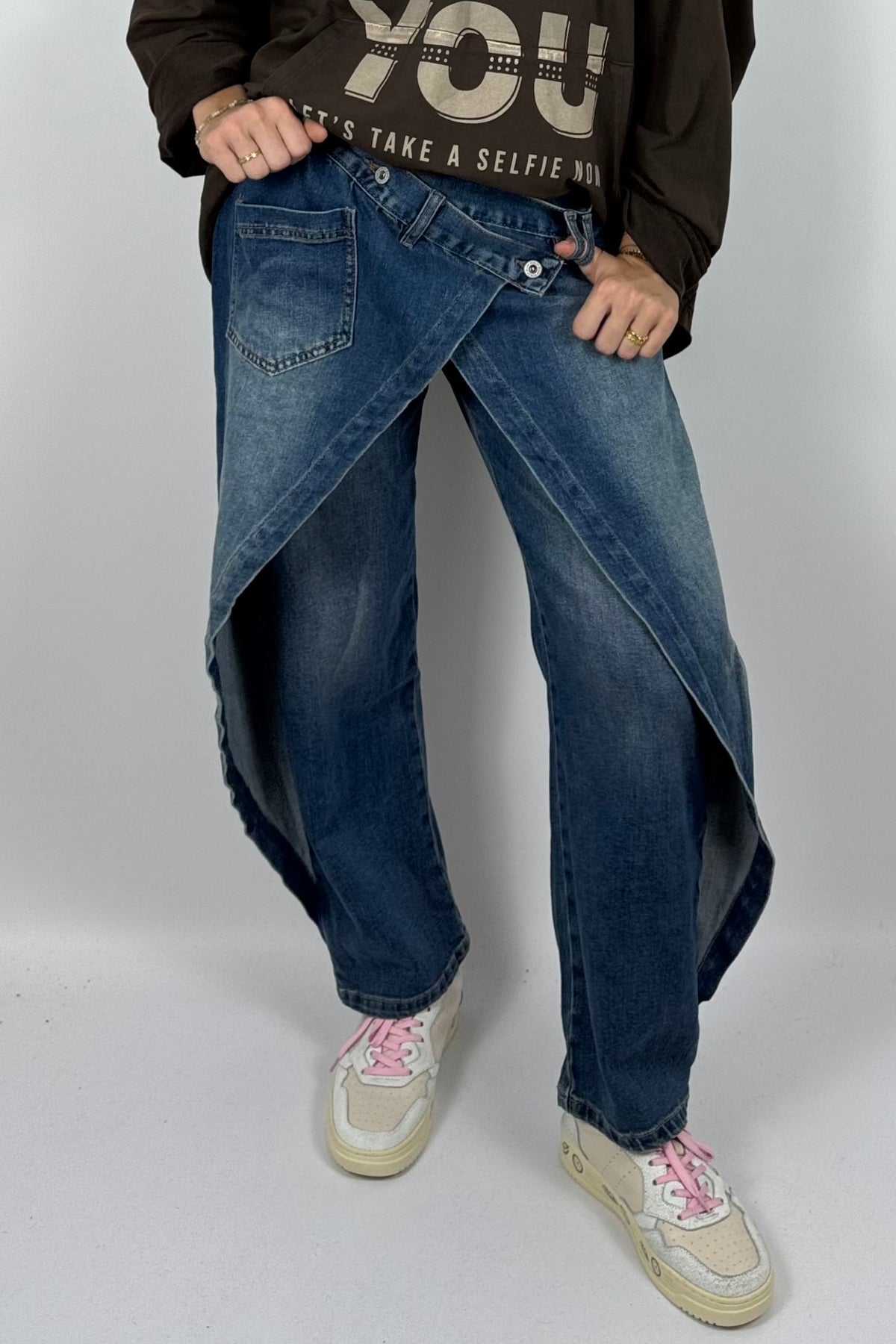Damen Baggy Jeans mit asymmetrischem Gürtel-Detail – Blau