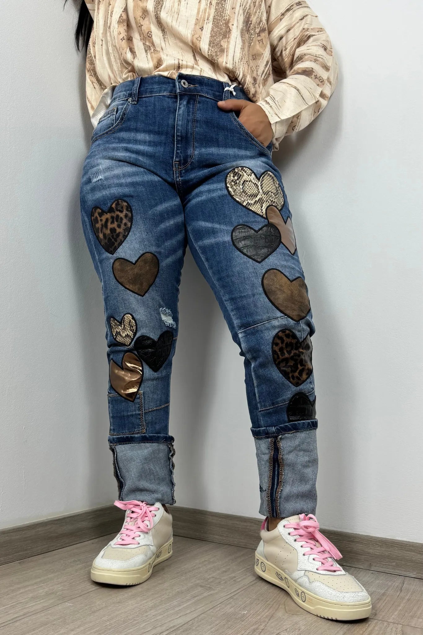 Jeans mit Herz-Applikationen in Animal- und Metallic-Optik