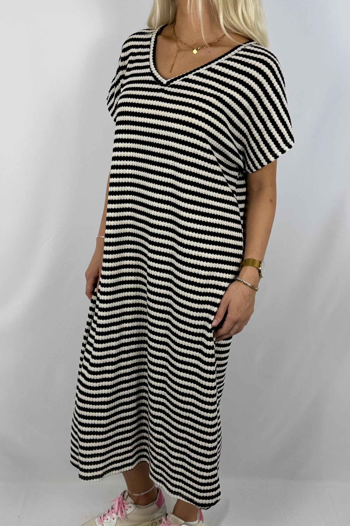 Gestreiftes Strickkleid mit V-Ausschnitt-Schwarz