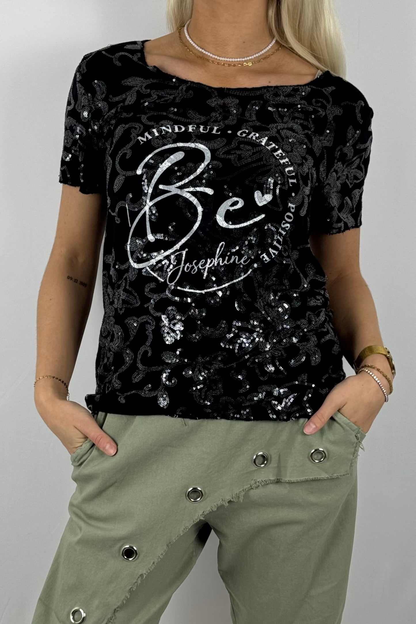 Pailletten-Shirt mit floraler Stickerei und Frontprint-Schwarz