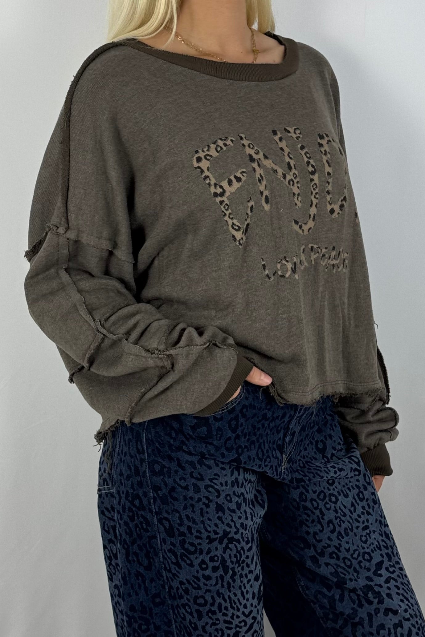 Damen Sweatshirt „ENJOY LOVE & PEACE“ – Leo Print-Schoko