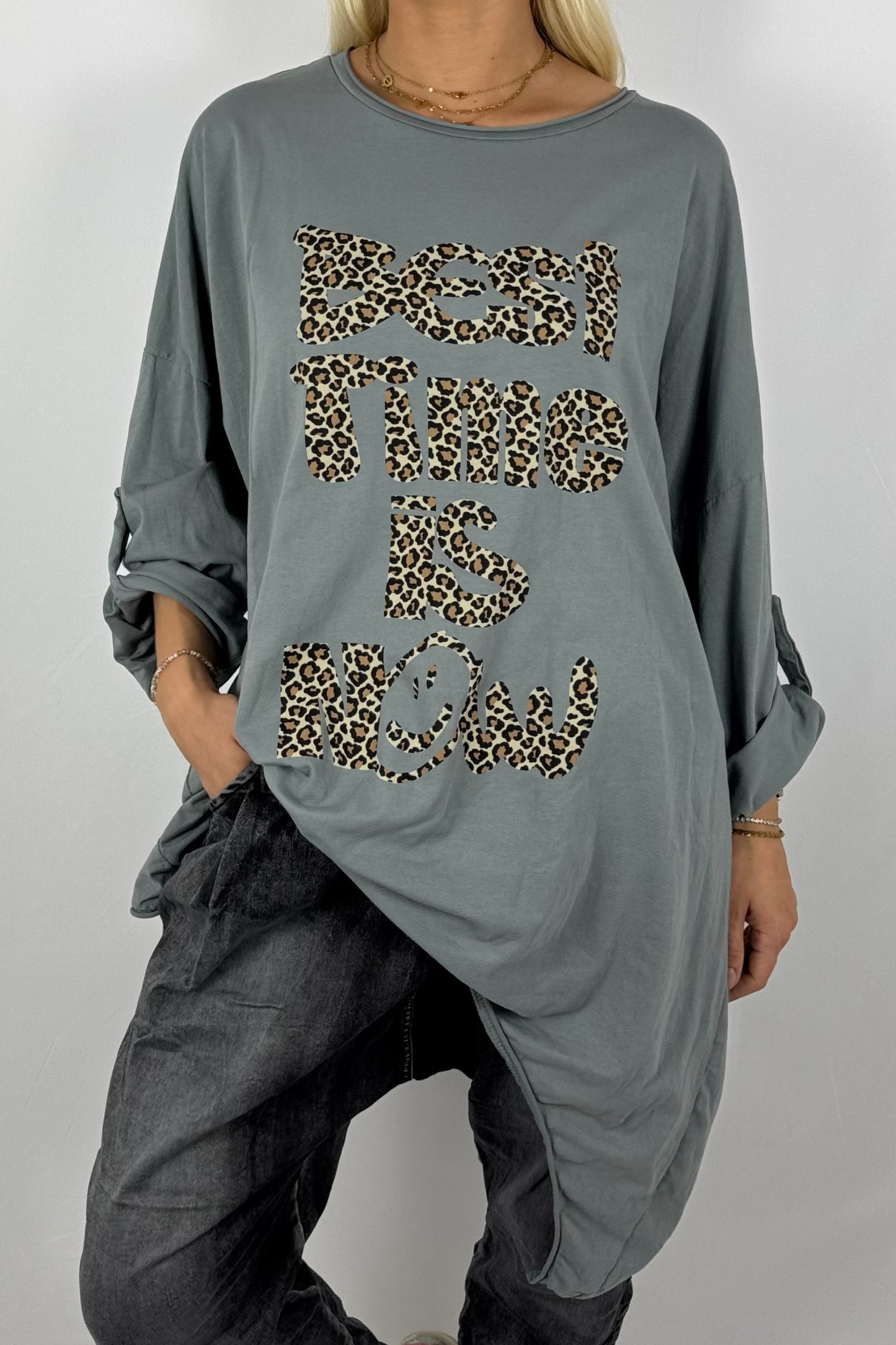 Damen Longshirt „Best Time Is Now“ – Leo-Print-Grau