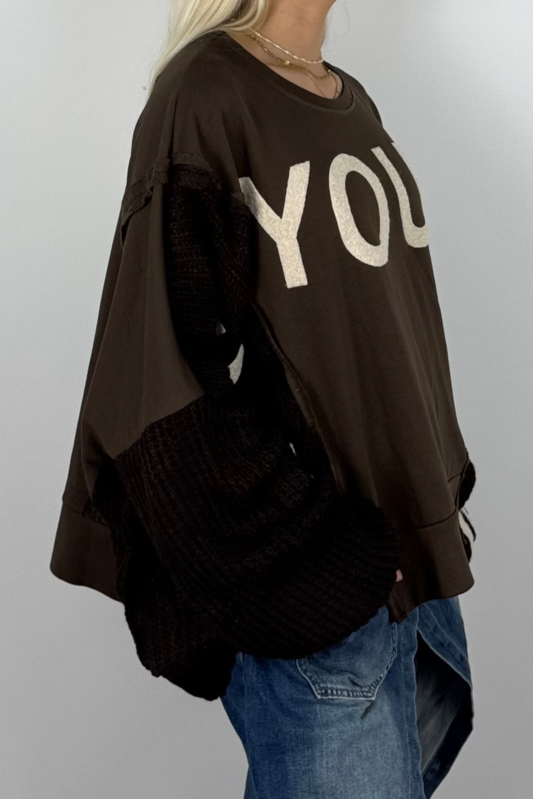 Damen Oversize Sweatshirt mit Strickärmeln & Statement – Schoko