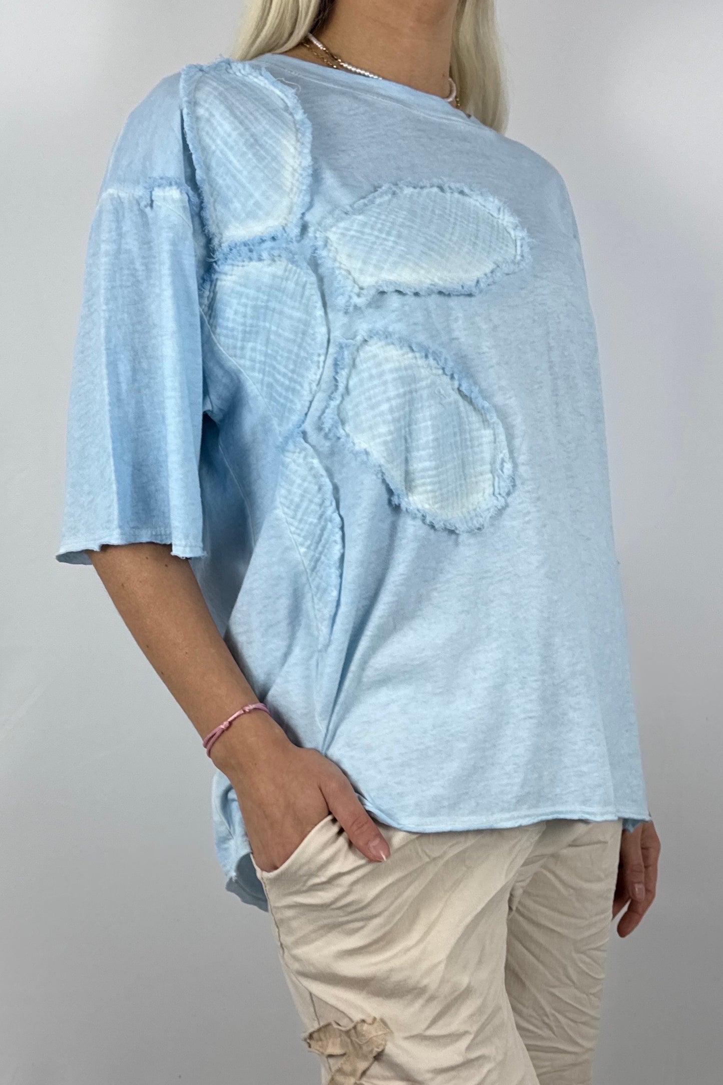 Oversize Damen Shirt mit Blumen Applikation und Rundhalsausschnitt-Hellblau