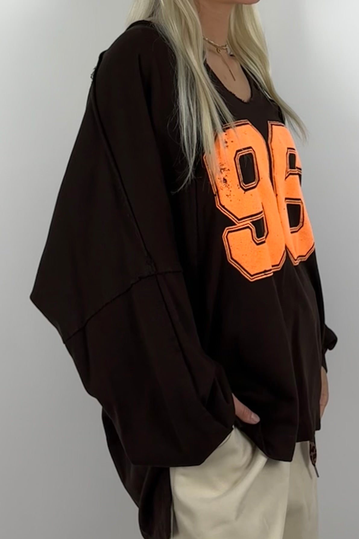 Oversize Shirt mit „96“-Statement –Schoko