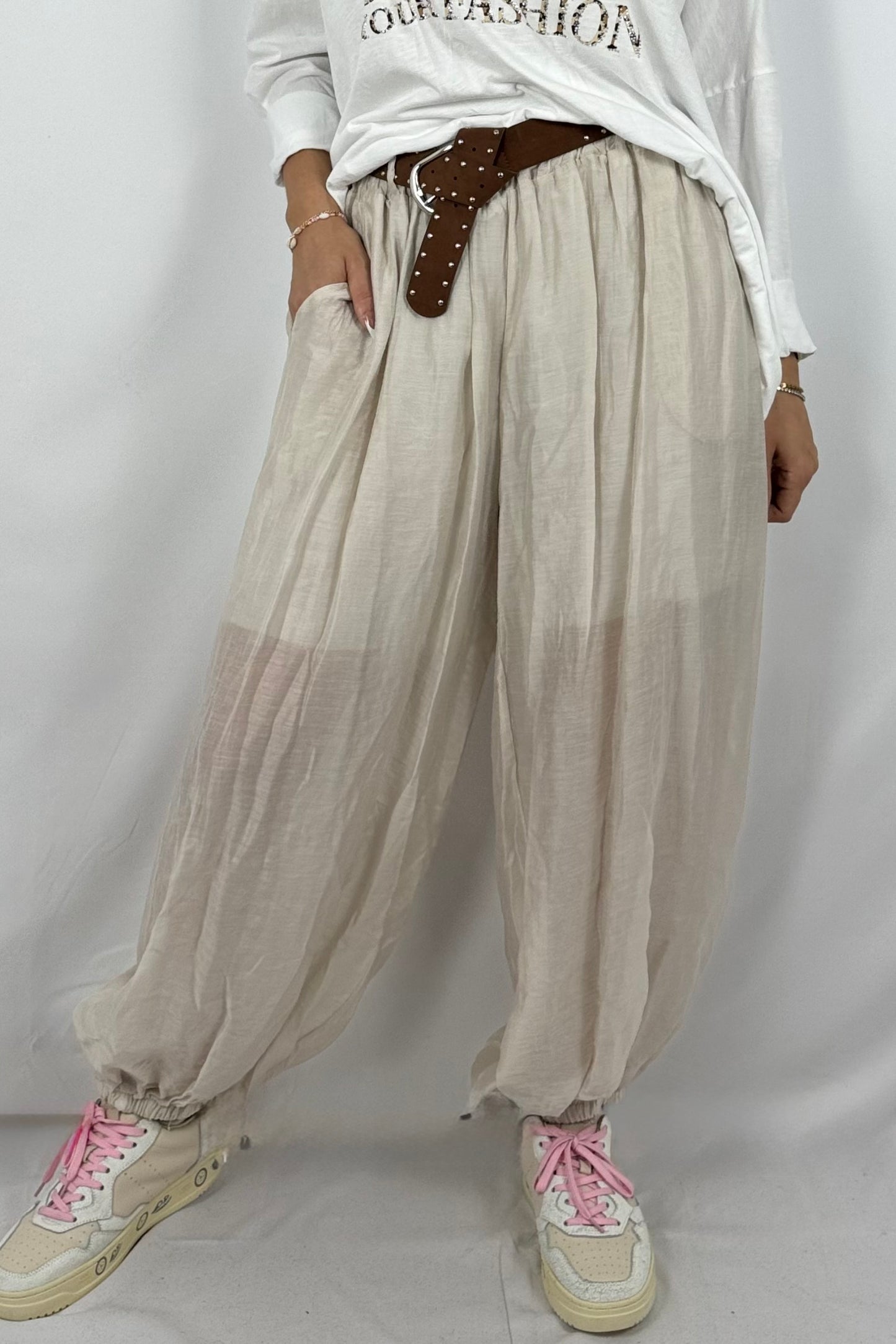 Lässige Ballonhose mit Nietengürtel-Beige
