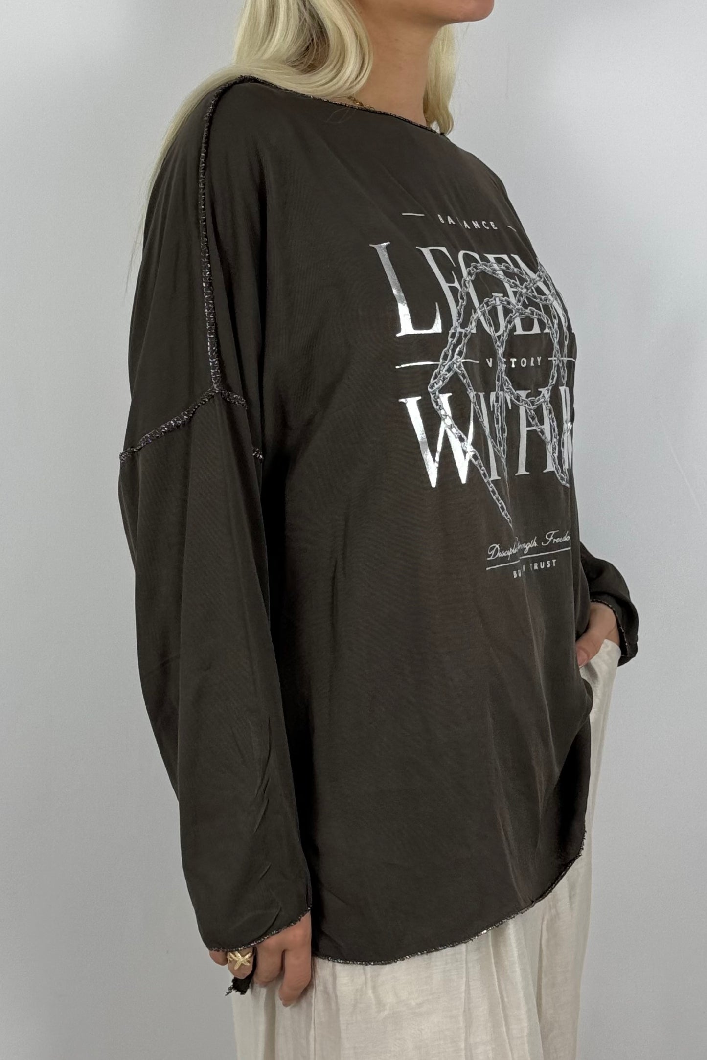 Oversize-Shirt mit Frontprint und Kettendetail-Schoko