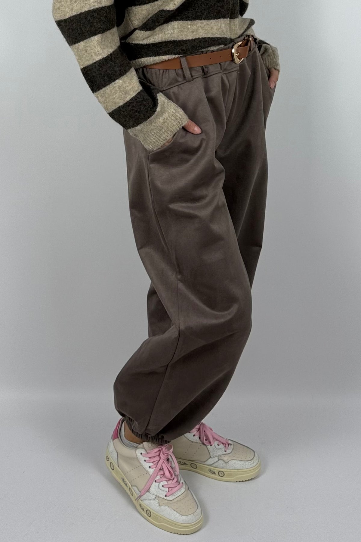 Damen Hose im Velours-Look mit Gürtel –Schoko