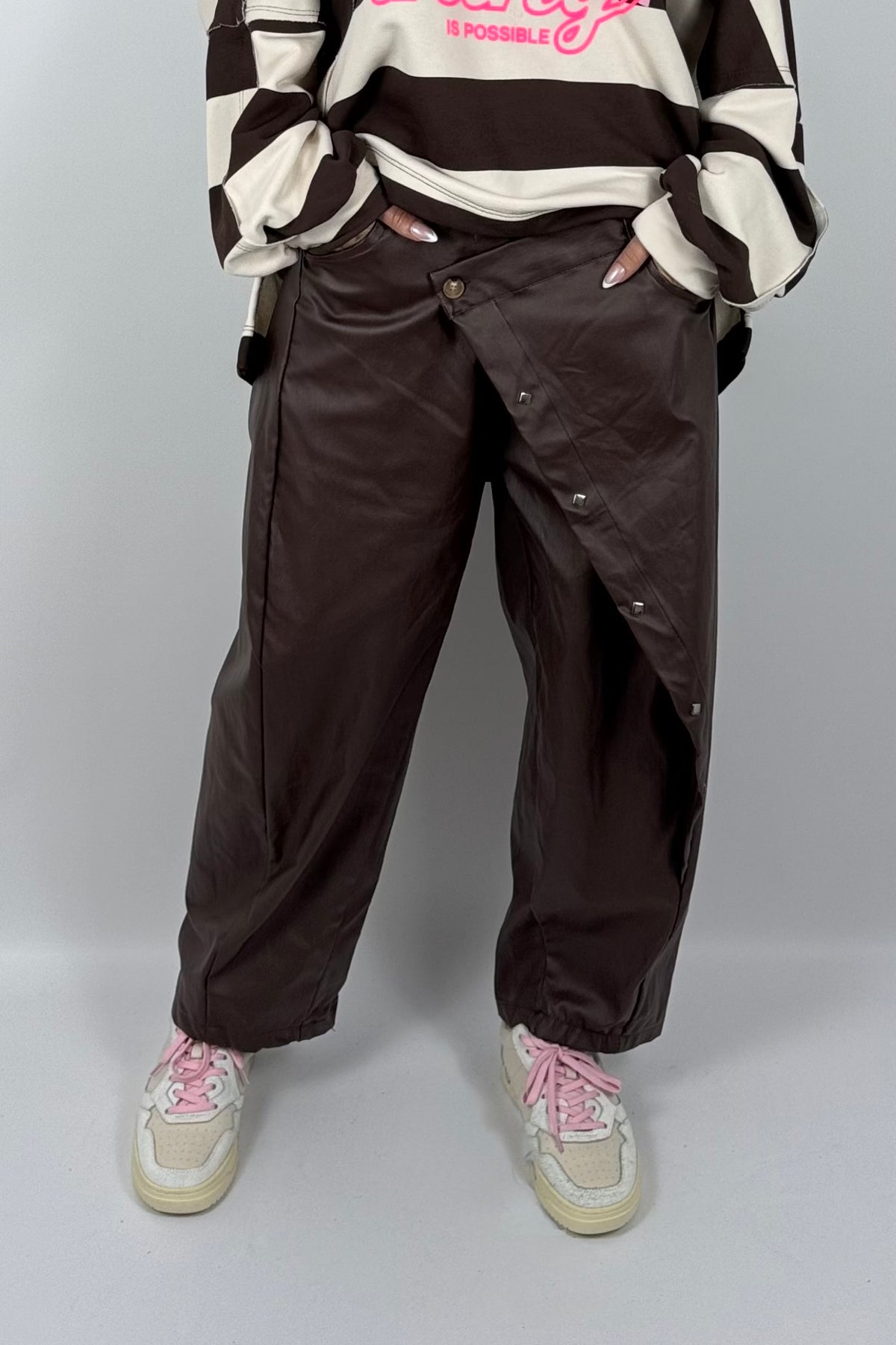 Damen Lederlook-Hose mit asymmetrischem Detail – Schoko