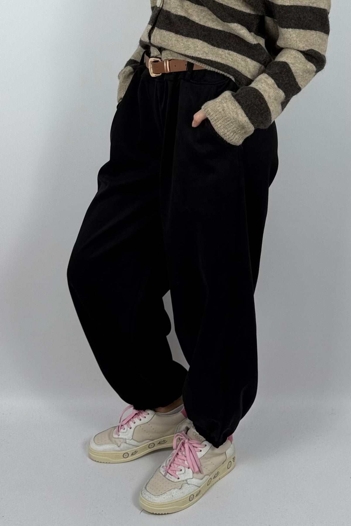 Damen Hose im Velours-Look mit Gürtel –Schwarz