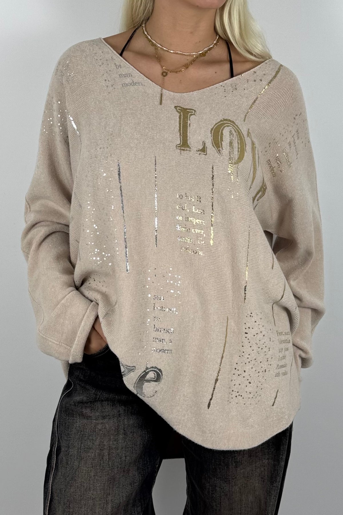 Oversize Shirt mit V-Ausschnitt & Metallic-Print-Beige