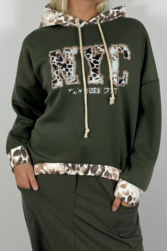 Oversize Pullover mit Kapuze & NYC Leo-Print – Khaki