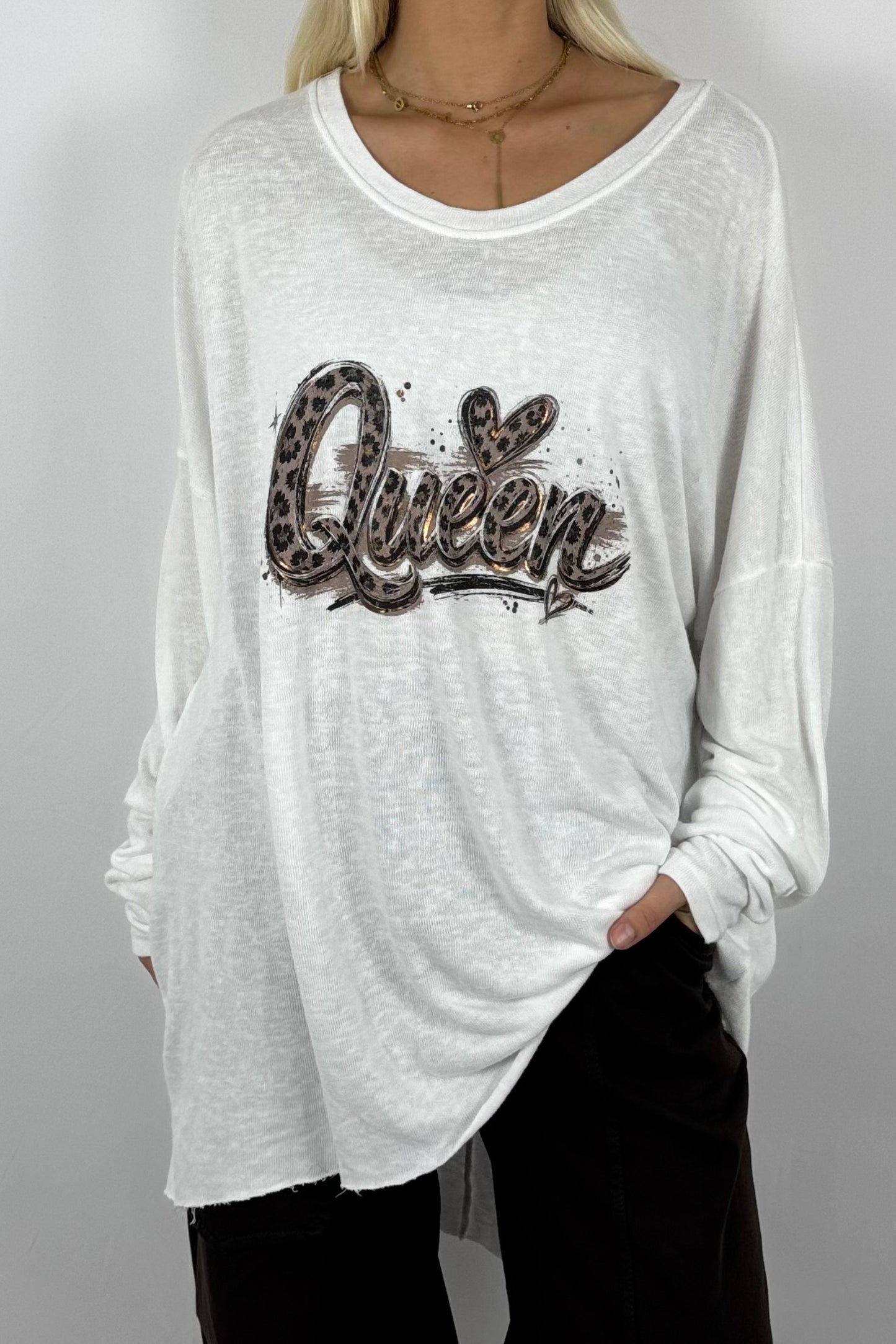 Damen Longshirt „Queen“ – Oversize mit Frontprint-Weiß